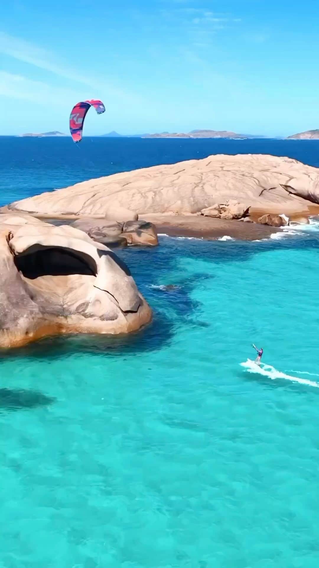 Australiaのインスタグラム：「This place will blow you away! 🪁💨 Welcome to the stunning paradise of #TwilightBeach in @westernaustralia. You’ll find this sparkling gem along the #GreatOceanDrive in @visitesperance. Renowned for its white sand, beach-dwelling kangaroos and gleaming turquoise waters, it’s also the ideal spot for all your fave beach activities!   🎥: @jaimenhudson and @kite_gabi   📍: Twilight Bay, @visitesperance, @australiasgoldenoutback, @westernaustralia - home to the Nyungar and Ngadju people.   #seeaustralia #comeandsaygday #wathedreamstate #goldenoutback」