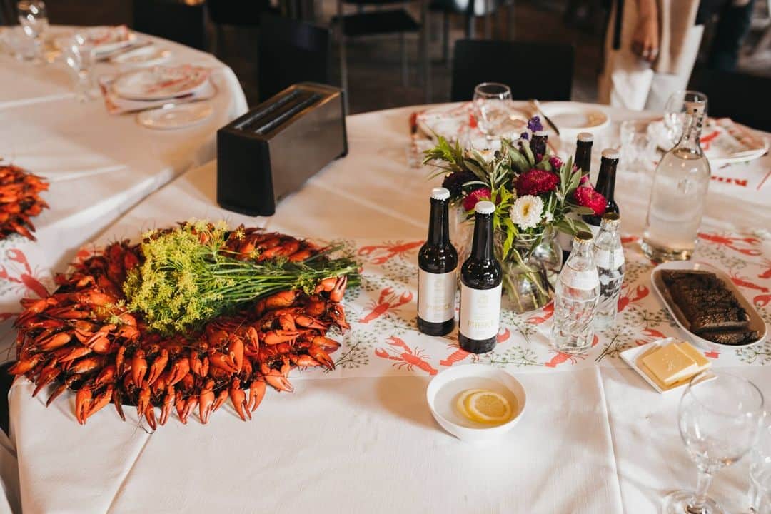 フィンランド政府観光局のインスタグラム：「🦞今年もフィンランドのザリガニ漁が解禁されました。ザリガニパーティーの季節です。  🥂ザリガニパーティーは家族や友達と一緒に集まって、旬のザリガニを食べ、シュナップスを飲んで、歌を歌って楽しい時間を過ごすものです。シーズンは10月の終わりまで続きます。  🦞この季節はレストランでザリガニ料理を出すところが多いので、たまたまこの季節にフィンランドに滞在予定の人は、ぜひ味わってみてください。  📸Emilia Hoisko  #travelgram #フィンランド #フィンランド政府観光局 #北欧 #travel #instatravel #travel #travelgram #travelling #traveler #旅したくなるフォト #旅行 #旅 #海外旅行 #travelphotography #湖 #旅行大好き #旅行好き #旅スタグラム #旅好き #ヨーロッパ旅行 #旅に出たい #トラベル #グルメ #ザリガニパーティー」