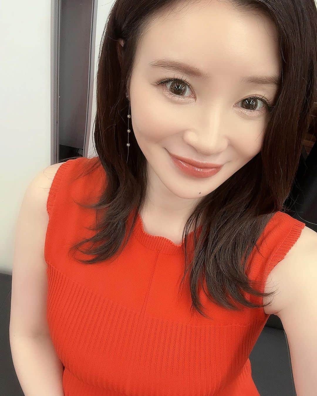 手島優のインスタグラム：「・  今日の収録も楽しかったです❤️  詳細は解禁になったらお知らせしまーす♪  #収録　#楽しかった　#お仕事　#お楽しみに」
