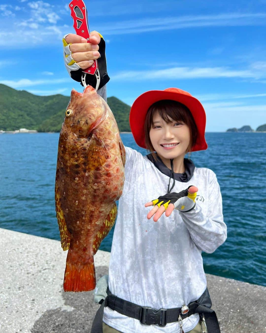 秋丸美帆のインスタグラム：「でっかいベラ‼️じゃなくて、アカブダイがパン粉で釣れたっ😆‼️☀️  #fishing #summer #釣り #みっぴ #ダイワ #夏 #秋丸美帆 #海」