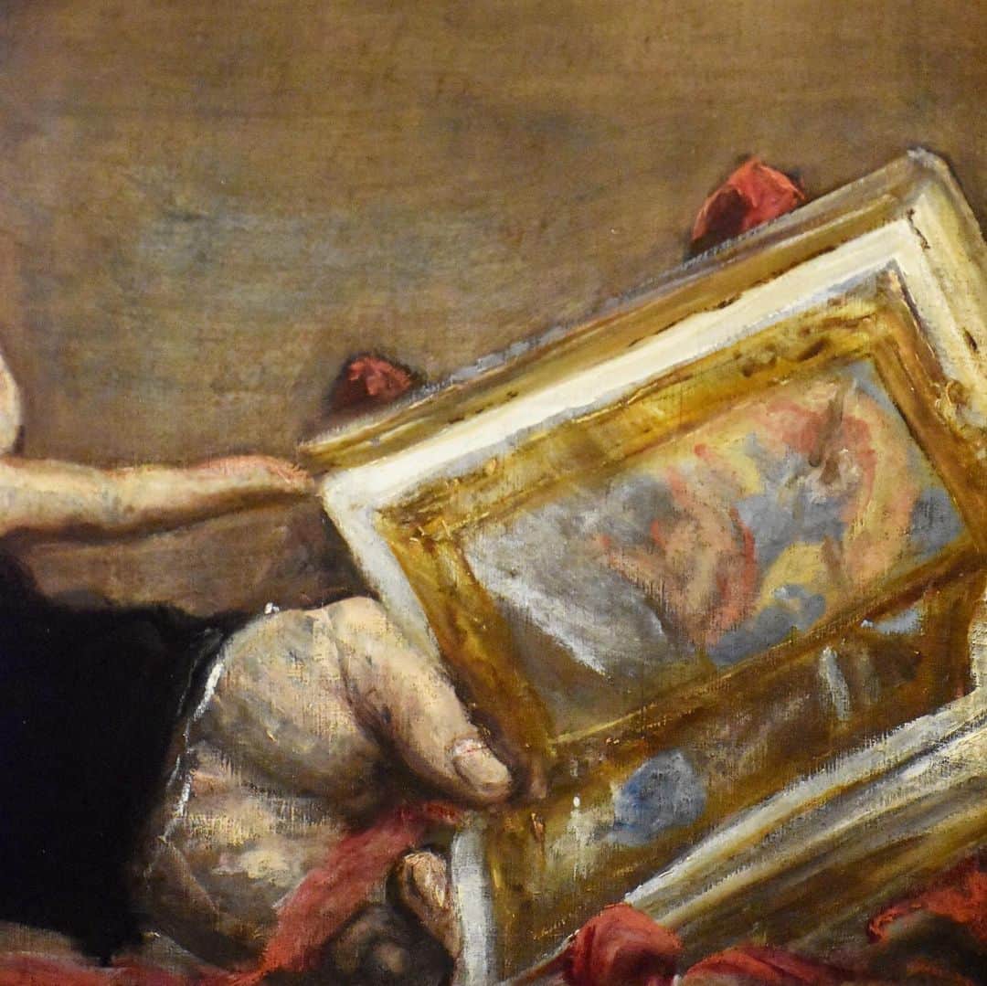 ルーブル美術館さんのインスタグラム写真 - (ルーブル美術館Instagram)「. 🇫🇷 Inspectons les œuvres du musée avec #LouvreALaLoupe ! Aujourd’hui, focus sur ce tableau peint par le Greco en 1571, prêté par le @museoboscocapodimonte dans le cadre de l’exposition #NaplesAParis. - 🕰️ Cette toile de Greco met en scène l’enlumineur Giulio Clovio, son ami et protecteur, qui, à partir de 1539, établi à Rome en provenance de Croatie, fut au service des Farnèse. C’est justement à son mécène, le cardinal Alexandre Farnèse, que Clovio demande en 1560 la protection pour Greco en le présentant comme un disciple méritant de Titien.    - 👀 L’enlumineur est représenté à mi-corps, en soutane, tenant dans la main son chef-d’œuvre : l’Officium Verginis, le livre d’heures commandé par Alexandre Farnèse en 1537 et achevé en 1546, aujourd’hui à la Morgan Library de New York.  - 👨‍🎨 Il prend place dans une pièce aux tons neutres, à peine égayée par une fenêtre ouverte sur un paysage aux arbres poussés par le vent. La densité des couleurs et le rendu de la carnation renvoient à la peinture typiquement vénitienne de Titien, Tintoret et de Bassano.   ∴ 🌎 Let's inspect the museum's works with #LouvreALaLoupe! Focus on this work by Greco, on loan from the Capodimonte Museum as part of the « Naples in Paris » exhibition. - 🕰️ This painting by Greco features the illuminator Giulio Clovio, his friend and protector, who from 1539, having settled in Rome from Croatia, was in the service of the Farnese family. It was to his patron, Cardinal Alexander Farnese, that Clovio asked for Greco's protection in 1560, presenting him as a worthy disciple of Titian.   - 👀 The illuminator is depicted in mid-body, wearing a cassock and holding his masterpiece in his hand: the Officium Verginis, the Book of Hours commissioned by Alexander Farnese in 1537 and completed in 1546, now in @themorganlibrary. - 🏛️ Clovio takes his place in a room of neutral tones, brightened only slightly by a window opening onto a landscape of trees blowing in the wind. The density of the colours and the rendering of the complexion are reminiscent of the typically Venetian paintings of Titian, Tintoretto and Bassano. - 📷 © Musée du Louvre / Nicolas Bousser  . . . #Louvre #MuséeDuLouvre」7月21日 18時55分 - museelouvre