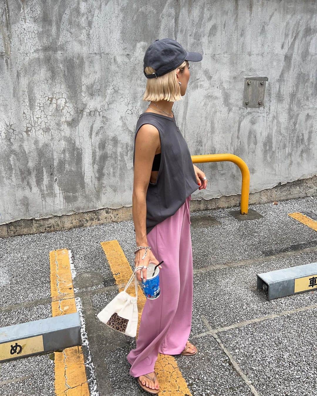 annaのインスタグラム：「.  この色合わせ大好きすぎる💗 愛してやまないタンクトップも 着すぎてどうしよ？笑  私はブラトップ着てるけど 露出しすぎるの無理って方は インナーにキャミ着てもいいと思う🤞🌼  今日20:00〜24時間限定イベントが いよいよ始まるよー🗣❤️‍🔥 このセットも4000円も安くなる🫣✨ @__segur.__   他にもいろんなアイテムと パンツ類購入していただいた方には ノベルティお届けします🎁 (持ってる巾着ね🐆🤎)  是非チェックしてね😋🫶  #夏コーデ#ワイドパンツ#キャップコーデ#キャップ女子#パンツコーデ#カジュアルコーデ#カジュアル#ゆるコーデ#ラフコーデ#158cmコーデ#骨格ナチュラル#きょこ」