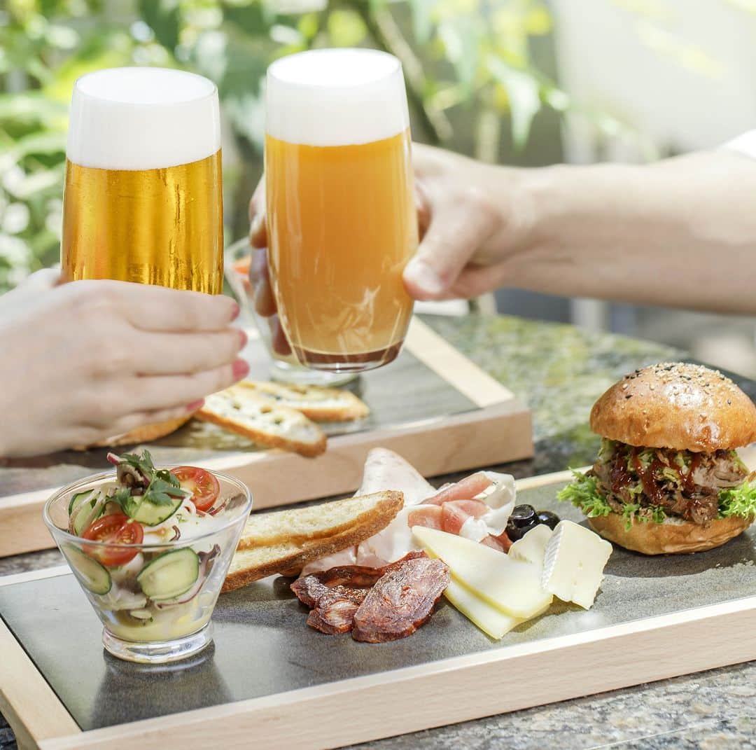 Park Hyatt Tokyo / パーク ハイアット東京さんのインスタグラム写真 - (Park Hyatt Tokyo / パーク ハイアット東京Instagram)「Delicatessen's popular craft beer menu, Park Brewery, is back this summer. In addition to the regular favorite Park Brewery Ale, the newly launched peach tasting beer “Peach IPA” combines a soft-flavored fruity ale with the soaked peaches from Yamanashi Prefecture. Savor the cool evening air in our Delicatessen terrace on the 1st floor. Available from August 1 until September 30.  毎夏好評の「パーク ブリュワリー」が今年も。「デリカテッセン」で8月1日（火）から9月30日（土）まで、桃を漬け込み醸造した新登場の「ピーチ IPA」、定番の「パーク ブリュワリー エール」をシェフ特製アペタイザープレートとともに。どうぞお楽しみに！  Share your own images with us by tagging @parkhyatttokyo ————————————————————— #ParkHyattTokyo #ParkHyatt #Hyatt  #luxuryispersonal #delicatessen #beer #parkbrewery #peachIPA #summerholiday  #パークハイアット東京 #デリカテッセン #ビール #クラフトビール #夏休み #パークブリュワリー #ピーチIPA  @chef_thibault_chiumenti」7月21日 19時00分 - parkhyatttokyo