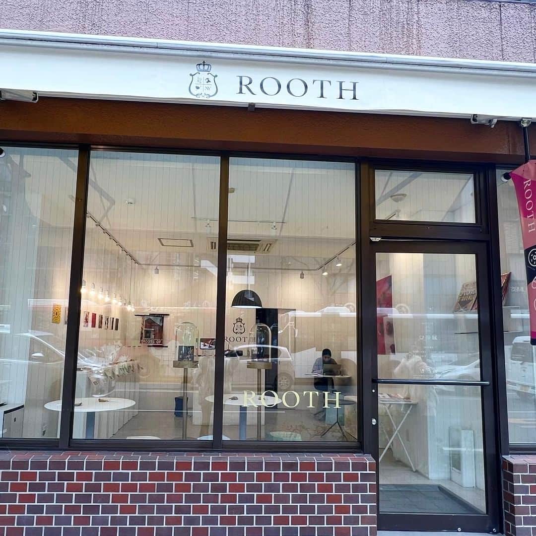 デパぐるッ！福岡さんのインスタグラム写真 - (デパぐるッ！福岡Instagram)「期間限定の店内装飾にも注目！ 福岡市中央区大名の「ROOTH FUKUOKA（ルースフクオカ）」  カラフルなコーティングが特徴の直径5センチのドーナツ専門店『ROOTH（ルース）』🍩  現在、この大名の「ROOTH FUKUOKA（ルースフクオカ）」をはじめ九州に計4店舗を展開していますが、今年の8月には関東に進出！　  千葉市の幕張新都心エリアに5店舗目がオープンする予定の人気店です🎉  『ROOTH FUKUOKA（ルースフクオカ）』の店内は壁が「2Dアート」になっていて、女の子のシルエットや外枠だけの額縁なども描かれています🖼  そこにお客さんやスイーツが加わることで完成するようになっていますよ♡  2Dアートが楽しめるのは2023年9月末までの予定です♪  『ROOTH』といえば、定番メニューのほか旬のフルーツを使う季節ごとのシリーズ『ROOTH SEASONAL（ルースシーズナル）』も人気✨  現在はマンゴーが登場しています🥭  ドーナツにマンゴー100％の「マンゴードロッパー」がささっている『KING（キング）』や、マンゴーがバラの形にデコレーションされていて華やかな『QUEEN（クイーン）』が楽しめますよ😋  また昨年大好評だったという「夏のひんやりスイーツ」、その名も『ROOTH ORIGINAL （ルースオリジナル）かき氷』が今年も登場しているので、こちらも要チェックです🍧👌  お店の詳細はARNEの記事でチェック！ プロフィールからARNEのサイトへ飛べますよ♪ 👉🏻『@arne_gourmet』  ARNEグルメで 福岡の美味しいグルメ情報を毎日配信中！ ぜひお気軽にフォローしてくださいね😉 ___________________________ @ayu.latte さんのご紹介です♪  #ARNE福岡 #福岡グルメ#グルメ #福岡カフェ#福岡スイーツ #福岡ごはん#ごはん #福岡カフェ巡り#福岡ランチ #福岡旅行#福岡観光 #福岡#福岡県#fukuoka #カフェ#ランチ#ディナー #グルメ好きな人と繋がりたい #グルメスタグラム #福岡食べ歩き#福岡グルメ部 #福岡めし#福岡ご飯 #福岡好きな人と繋がりたい #大名グルメ#大名スイーツ #ドーナツ専門店#福岡スイーツ部 #roothfukuoka」7月21日 19時00分 - arne_gourmet