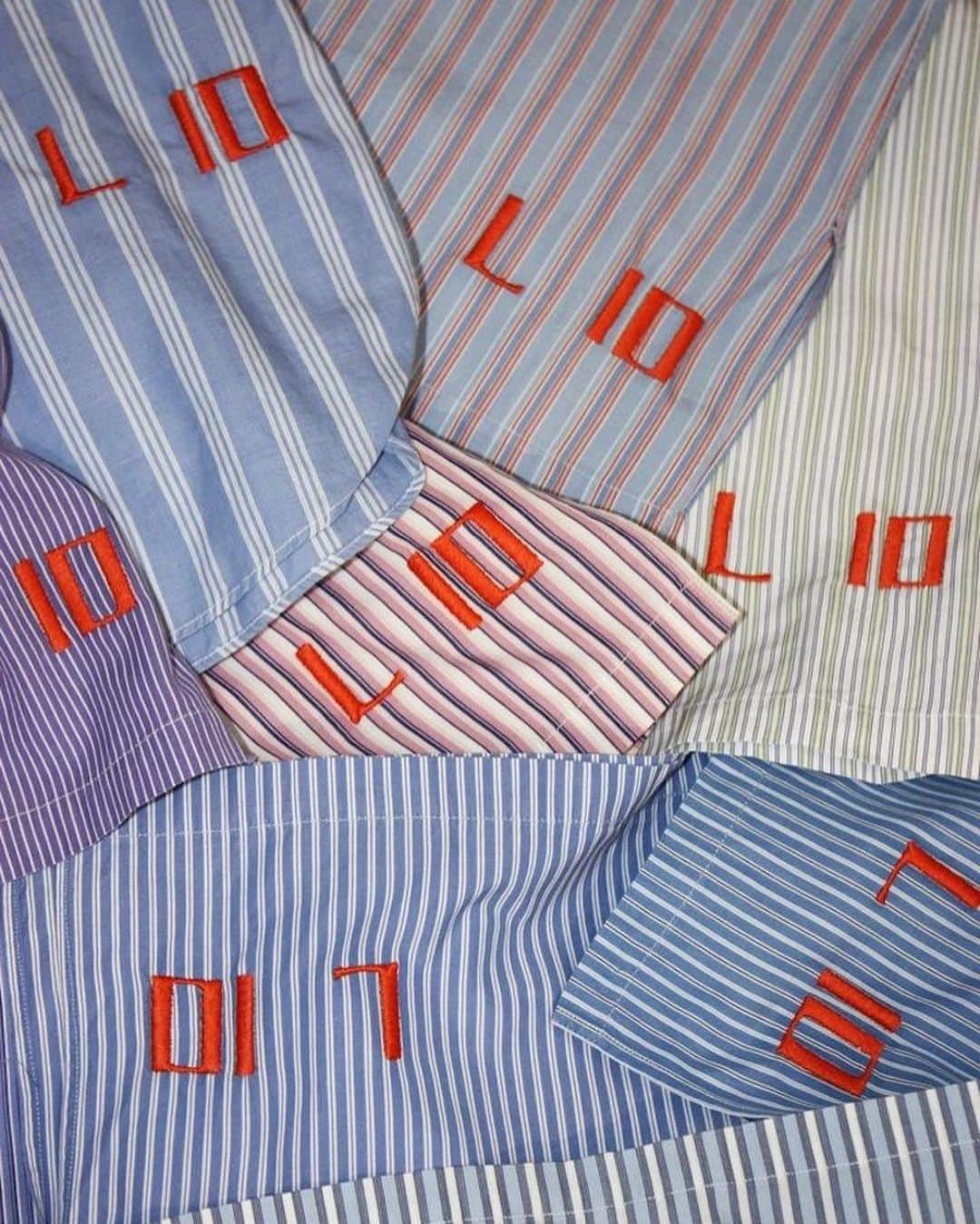WWDジャパンさんのインスタグラム写真 - (WWDジャパンInstagram)「ニュース：「ライラ・トウキョウ」は10周年記念の第１弾としてキコ・コスタディノフとコラボ 10着のみの特別なコレクションを発表  コンセプトショップ「ライラ・トウキョウ（LAILA TOKIO）」は、7月で 10 周年を迎える。それを記念して7月から11月まで、毎月異なるデザイナー・アーティストと特別なコラボレーションを発表していく。  第1弾『#01』は、ファッションデザイナーのキコ・コスタディノフ（Kiko Kostadinov）が特別にクリエーションした、 アップサイクルなカプセルコレクション『Kiko Kostadinov for LAILA TOKIO』を発表。7月22日から「ライラ・トウキョウ」で展示・限定販売する。  本コレクションのベースとなるのは、フレンチヴィンテージドレスシャツ。両アームに施された抽象的なパッチワークは、「キコ・コスタディノフ」2020年秋冬コレクションに使用したオリジナルストレッチファブリックの残布。ブランドの代名詞でもある機能的なフォルムを携え、構築的なディテールを演出すると共に、サステナビリティという視点も意識されている。デザイナーのキコ自らの手仕事による独創性を感じる、コンテンポラリーな仕上がり。10 着のみ制作された特別な服となる。  詳細は @wwd_jp プロフィールのリンクから  #KIKOKOSTADINOV#キココスタディノフ#laila#lailatokio#ライラ#ライラトウキョウ#fashion#ファッション#コラボ#fashioncollaboration」7月21日 19時09分 - wwd_jp