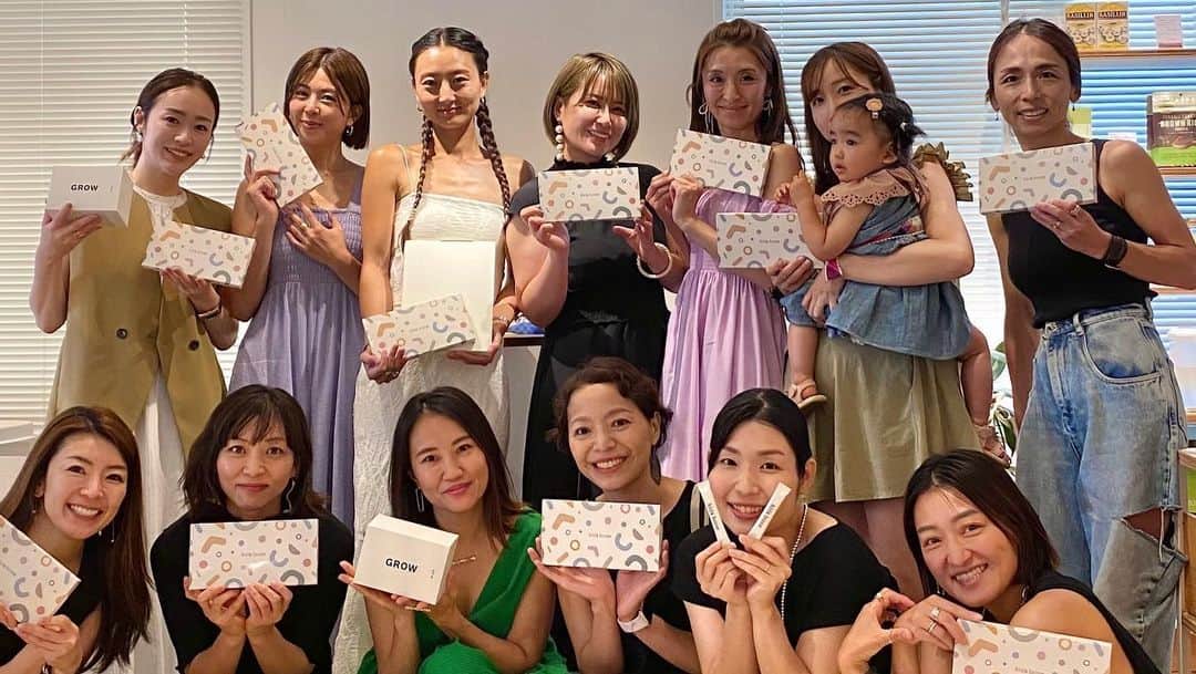 sayumi katoさんのインスタグラム写真 - (sayumi katoInstagram)「先日参加した腸活勉強会🦠🩵🌿 ズバリ『腸を制する者は人生を制する』と言っても過言ではないと思っている！ ⁡  🫀腸内を整えるために必要なこと ・野菜などを月100種類以上摂取する ・発酵食品を月30種類以上摂取する ⁡ 確かに基本的なことだけど、めちゃめちゃ難しくないですか？！😂🥲 ⁡ そんなあなた！(私も！) ありますよ！いいものが！👐🏻 ⁡ それが今回の勉強会の主催者でもある AuBさんの親子で腸活を楽しめるサプリメント🦠🌿 ⁡ AuB @aubinc_official は、元プロサッカー選手の鈴木啓太さん @keita.suzuki.official が引退後に立ち上げた腸内環境のプロフェッショナルの会社。 プロサッカー選手という経歴からたくさんのアスリートの便を4年以上研究を続けてきて、ついに商品を発売することになったそう✨ 元々便の研究チームから始まり、そこから商品化したという経緯があり、腸と便に真剣に向き合ってきた会社だから信頼できる💩 ⁡ ⁡ 商品については動画にまとめました！ 今夜公開したYouTubeでも登場します。 私も腸活始めています🦠👍🏻 息子が癇癪を起こすので、腸活で少しでも落ち着いてくれるといいなぁ👦🏻(夏休みも入ったし、ワンオペ育児の私は毎日鬼婆化しそうでハラハラしている) ⁡ ⁡ 全員分のアカウント見つけられずタグ付けできていない方すみません🥺 ⁡ #AuB#PR#オーブ#オーブフォーキッズ#腸育#腸活#腸活サプリメント#腸内フローラ#ワンオペ育児#4歳#癇癪#美容#健康#ダイエット」7月21日 19時09分 - say_ume