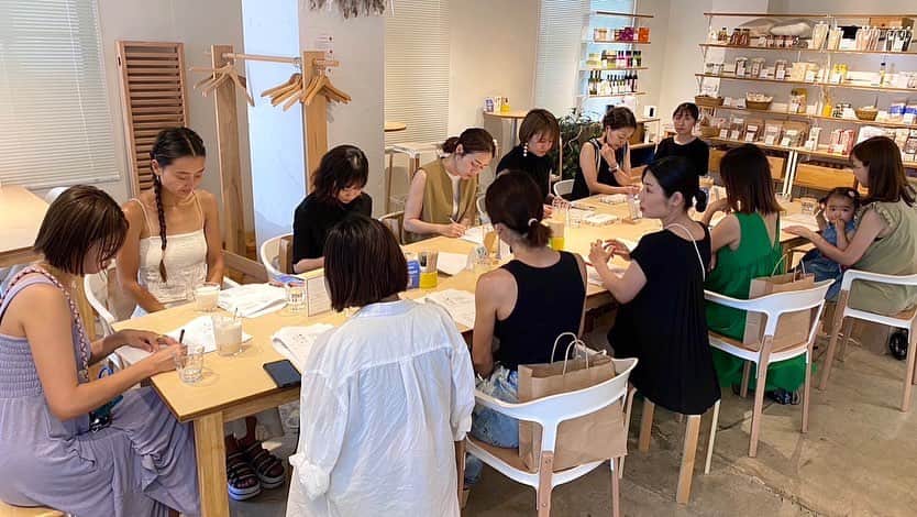 sayumi katoさんのインスタグラム写真 - (sayumi katoInstagram)「先日参加した腸活勉強会🦠🩵🌿 ズバリ『腸を制する者は人生を制する』と言っても過言ではないと思っている！ ⁡  🫀腸内を整えるために必要なこと ・野菜などを月100種類以上摂取する ・発酵食品を月30種類以上摂取する ⁡ 確かに基本的なことだけど、めちゃめちゃ難しくないですか？！😂🥲 ⁡ そんなあなた！(私も！) ありますよ！いいものが！👐🏻 ⁡ それが今回の勉強会の主催者でもある AuBさんの親子で腸活を楽しめるサプリメント🦠🌿 ⁡ AuB @aubinc_official は、元プロサッカー選手の鈴木啓太さん @keita.suzuki.official が引退後に立ち上げた腸内環境のプロフェッショナルの会社。 プロサッカー選手という経歴からたくさんのアスリートの便を4年以上研究を続けてきて、ついに商品を発売することになったそう✨ 元々便の研究チームから始まり、そこから商品化したという経緯があり、腸と便に真剣に向き合ってきた会社だから信頼できる💩 ⁡ ⁡ 商品については動画にまとめました！ 今夜公開したYouTubeでも登場します。 私も腸活始めています🦠👍🏻 息子が癇癪を起こすので、腸活で少しでも落ち着いてくれるといいなぁ👦🏻(夏休みも入ったし、ワンオペ育児の私は毎日鬼婆化しそうでハラハラしている) ⁡ ⁡ 全員分のアカウント見つけられずタグ付けできていない方すみません🥺 ⁡ #AuB#PR#オーブ#オーブフォーキッズ#腸育#腸活#腸活サプリメント#腸内フローラ#ワンオペ育児#4歳#癇癪#美容#健康#ダイエット」7月21日 19時09分 - say_ume