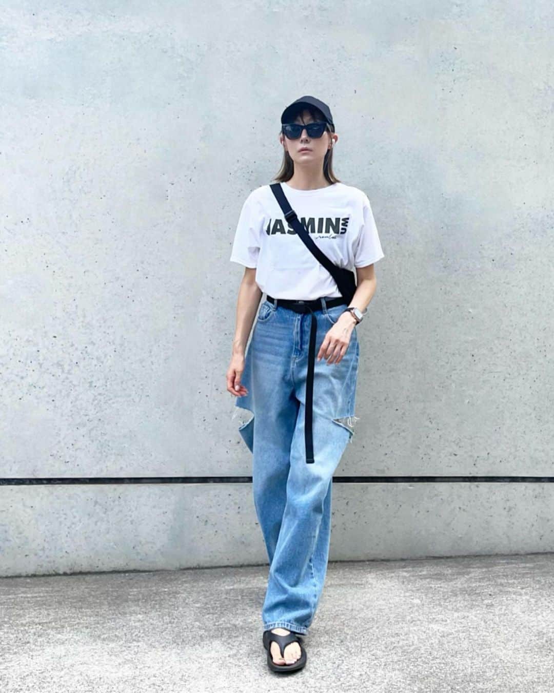 のインスタグラム：「#ロゴTコーデ  @mivialoca　の後ろもしっかり可愛い 人気のジャスミンT♡  コットン100%で着心地が◎ 秋になったらジャケット合わせとかしたいなぁ🎶  色展開は3色あるよ〜 ストーリーを見てみてねー🫶  tops…FRUIT OF THE LOOM  ジャスミンロゴTシャツ 【MVL005】  #mivialoca #大人カジュアル #ユニセックス #Tシャツコーデ #夏服 #夏コーデ #ロゴT #Tシャツ#デニムコーデ#キャップコーデ#海外ファッション#ベルトコーデ#高身長女子コーデ #oofos #ジーユーコーデ#ユニクロコーデ#ラウンドミニショルダーバッグ #バケハコーデ」