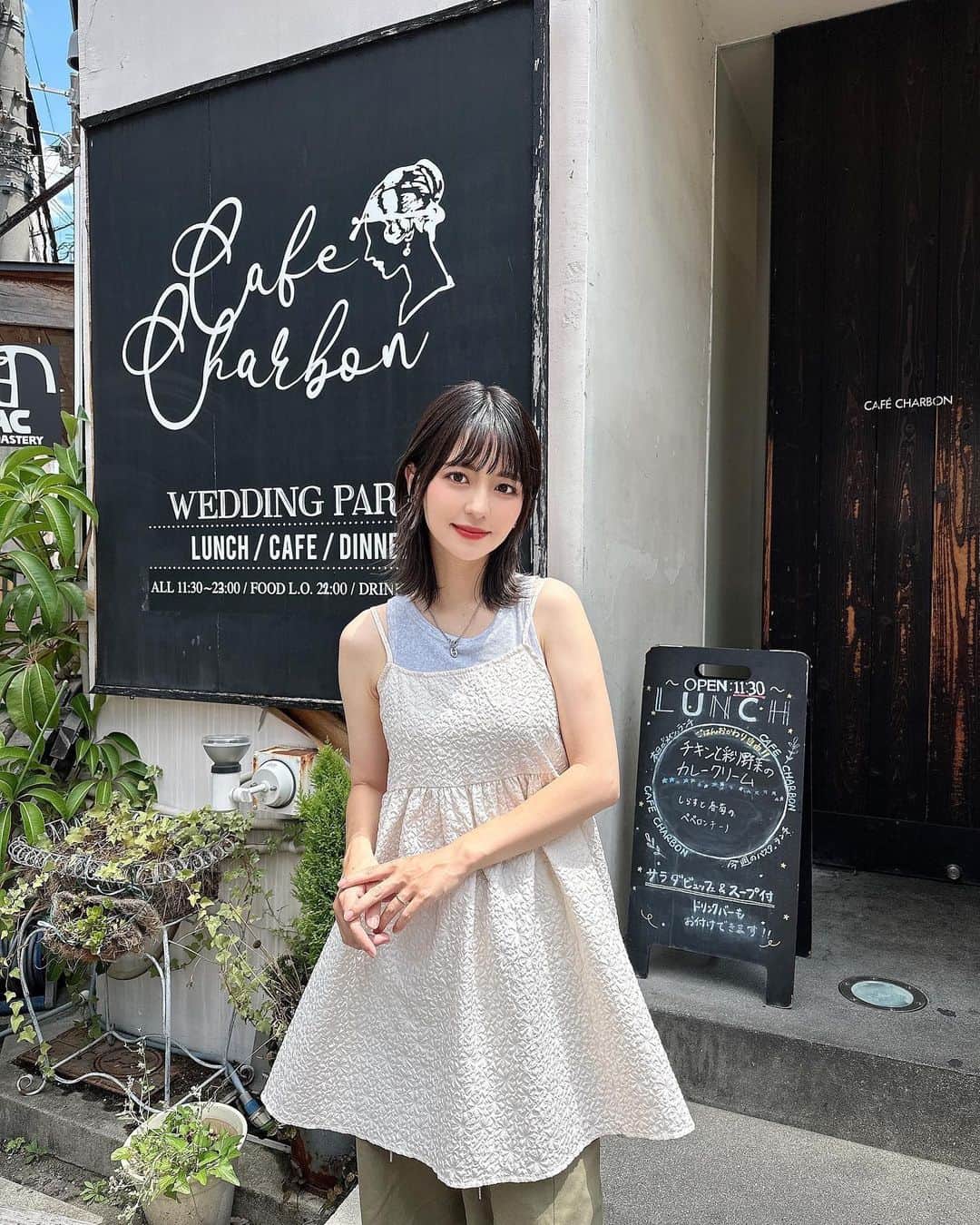 marikoのインスタグラム：「＊ . lunchしたよー🐈♡  エンボスフレアミニキャミワンピース @grl_official   . ＊ #ootd#outfit#mari_code#fashion#ママコーデ#grl#グレイル」