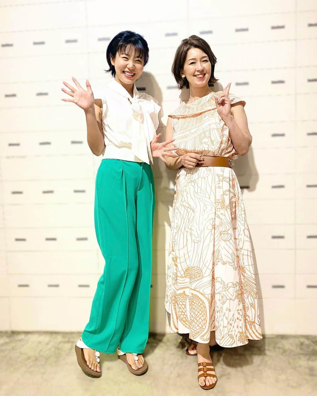 石岡麻奈美さんのインスタグラム写真 - (石岡麻奈美Instagram)「生放送前コメンテーターの根本さんと🤗  雑誌でもご活躍の根本さんは、いつもとってもお洒落。お話しするのも楽しく、ご一緒するのが毎回わくわくです♫  #アナウンサー #フリーアナウンサー #フリーアナウンサー石岡麻奈美 #生放送 #番組mc #announcer #gstv」7月21日 19時03分 - manami_ishioka