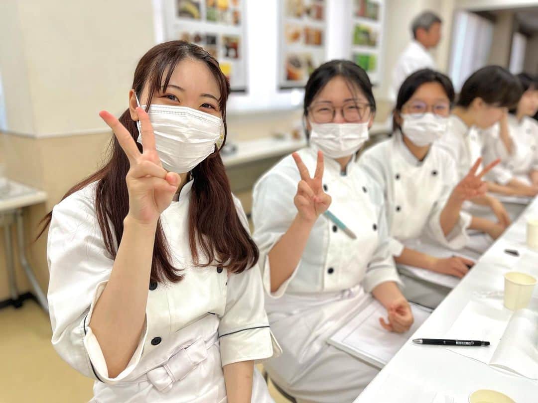 東京ベルエポック製菓調理専門学校さんのインスタグラム写真 - (東京ベルエポック製菓調理専門学校Instagram)「🍫パティシエ科🍫  パティシエ科1年生はヴァローナ講習会を行いました✨ 昔ながらの製法を生かした、世界のトップ・パティシエ達に愛されている最上のチョコレートを生み出し続けている、ヴァローナジャポン様を講師としてお迎えし、今回はショコラの特性を学びました！ 学生達は、味覚についてや3種類のショコラを食べ比べ、味・香り・音などの違いを全集中で取り組んでいました😌 今後の講習を通して、さらにショコラの世界を堪能してほしいです💭  #valrhona #valrhonachocolate #ヴァローナ #ヴァローナジャポン #ヴァローナチョコレート #業界コラボ #ショコラ #東京ベルエポック製菓調理専門学校 #パティシエ #パティシエ科 #パティシエ #専門学校 #進路 #お菓子作り #専門学生 #製菓実習 #製菓専門学校 #専門学生の日常 #プロを目指す #製菓 #将来の夢 #パティシエの卵 #お菓子作り好きな人と繋がりたい #パティシエール #スイーツ好きな人と繋がりたい #楽しい学校 #製菓学生 #お菓子作り記録」7月21日 19時07分 - belleseika