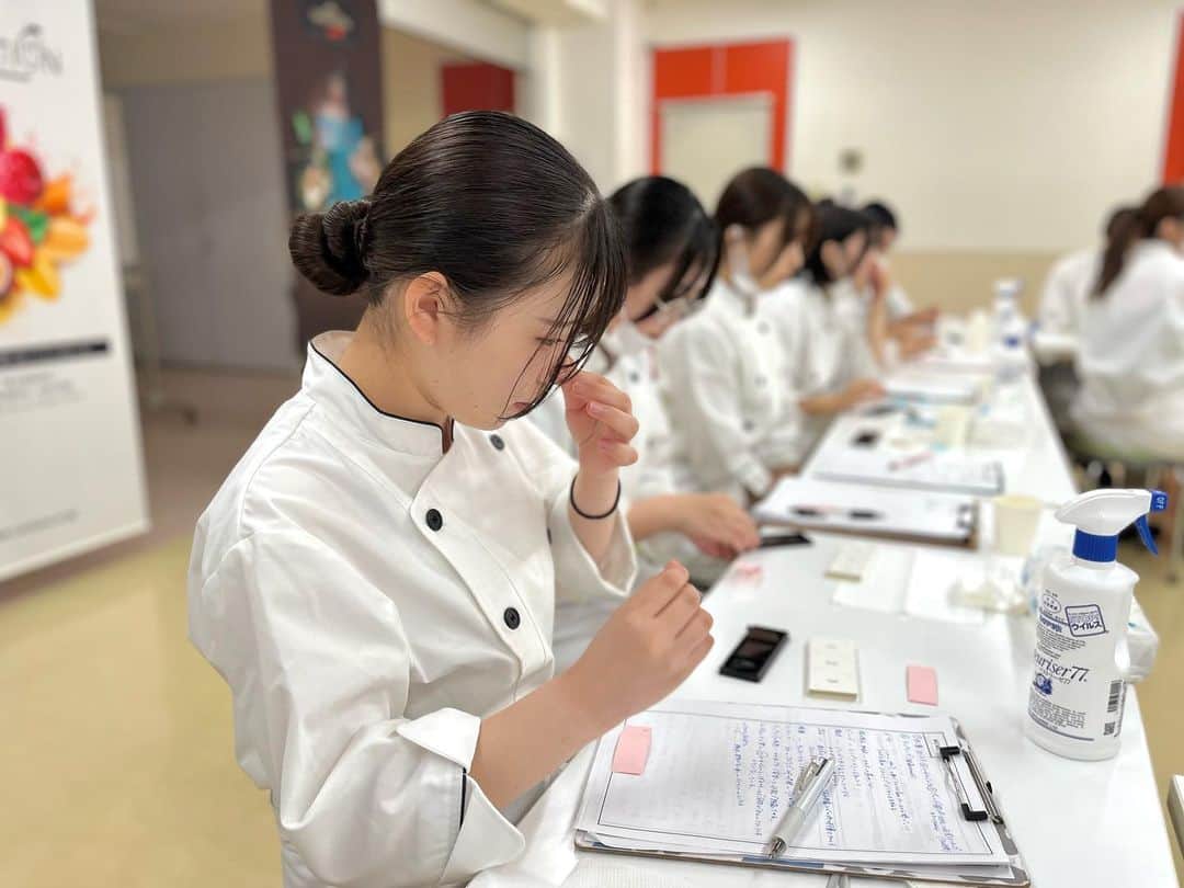 東京ベルエポック製菓調理専門学校さんのインスタグラム写真 - (東京ベルエポック製菓調理専門学校Instagram)「🍫パティシエ科🍫  パティシエ科1年生はヴァローナ講習会を行いました✨ 昔ながらの製法を生かした、世界のトップ・パティシエ達に愛されている最上のチョコレートを生み出し続けている、ヴァローナジャポン様を講師としてお迎えし、今回はショコラの特性を学びました！ 学生達は、味覚についてや3種類のショコラを食べ比べ、味・香り・音などの違いを全集中で取り組んでいました😌 今後の講習を通して、さらにショコラの世界を堪能してほしいです💭  #valrhona #valrhonachocolate #ヴァローナ #ヴァローナジャポン #ヴァローナチョコレート #業界コラボ #ショコラ #東京ベルエポック製菓調理専門学校 #パティシエ #パティシエ科 #パティシエ #専門学校 #進路 #お菓子作り #専門学生 #製菓実習 #製菓専門学校 #専門学生の日常 #プロを目指す #製菓 #将来の夢 #パティシエの卵 #お菓子作り好きな人と繋がりたい #パティシエール #スイーツ好きな人と繋がりたい #楽しい学校 #製菓学生 #お菓子作り記録」7月21日 19時07分 - belleseika