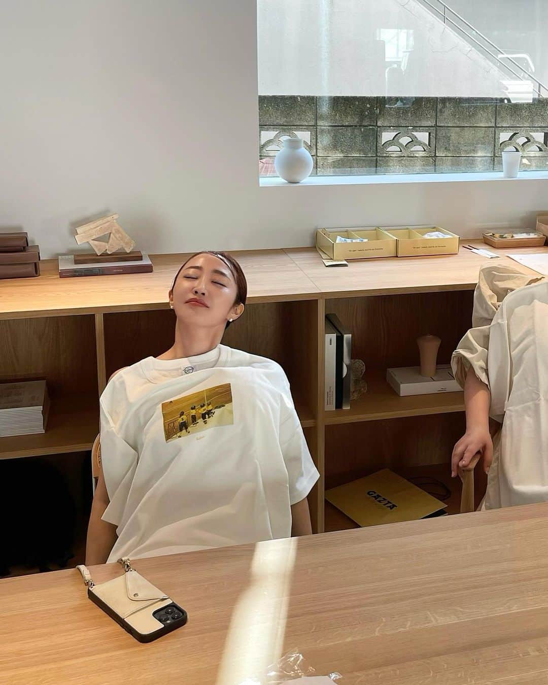 神崎恵のインスタグラム：「・ お疲れさまです。 今日も朝から撮影で。 無事完走🏃 結構ボリュームのある撮影量だったので、 終了後、しばらく椅子から動けず。 しばしみんなで、ぼーっ。 フォトグラファーのゆーじさん　@ballpark.inc にTシャツをいただいて元気復活。ビッグジャケットに合わせて着る予定。絶対かわいい。 隣にちらりと並ぶスタイリストの石関さんのTシャツもかわいかった〜。 今週も走り抜けていい疲れ！ お疲れさまでした。  完売続きのリボンパールピアス、追加予約始まりました🎀」