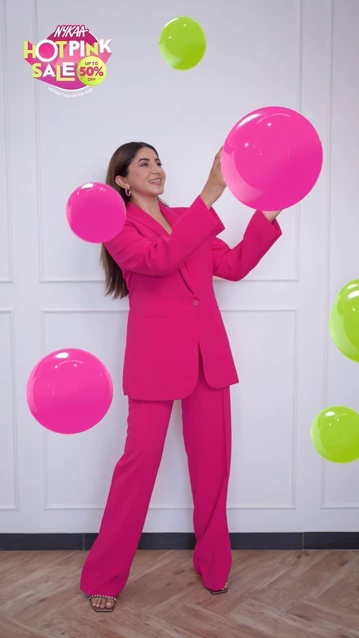 Aashna Shroffのインスタグラム：「Incoming: Super hot deals 🔥  Nykaa Hot Pink Sale is now live till the 29th of July with upto 50% off. Go spot some of the hottest deals on the Nykaa App right now.  #Ad #NykaaHotPinkSale2023 #SpotWhatsHot」
