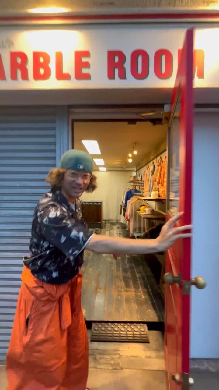 ZEN-LA-ROCKのインスタグラム：「🔉明日12時OPEN🔉 2日間限定で岡山幸町 @marble_room_okayama にてお店をOPENします‼️‼️‼️ 私物 & NEMES & レアグッズ大放出です🗣️🗣️🗣️ 勿論スペシャルプライスDEF❣️❣️❣️ 16時からは @saiwaicho_stapes にて公開REC🔉 21時頃からは @kamp_gh にてLIVEもあります🎤 皆様遊びに来て下さいませ👀🤘🏽👀 . . . #zenlarock #nemes #fncy #beetantoh #オモテサンド」