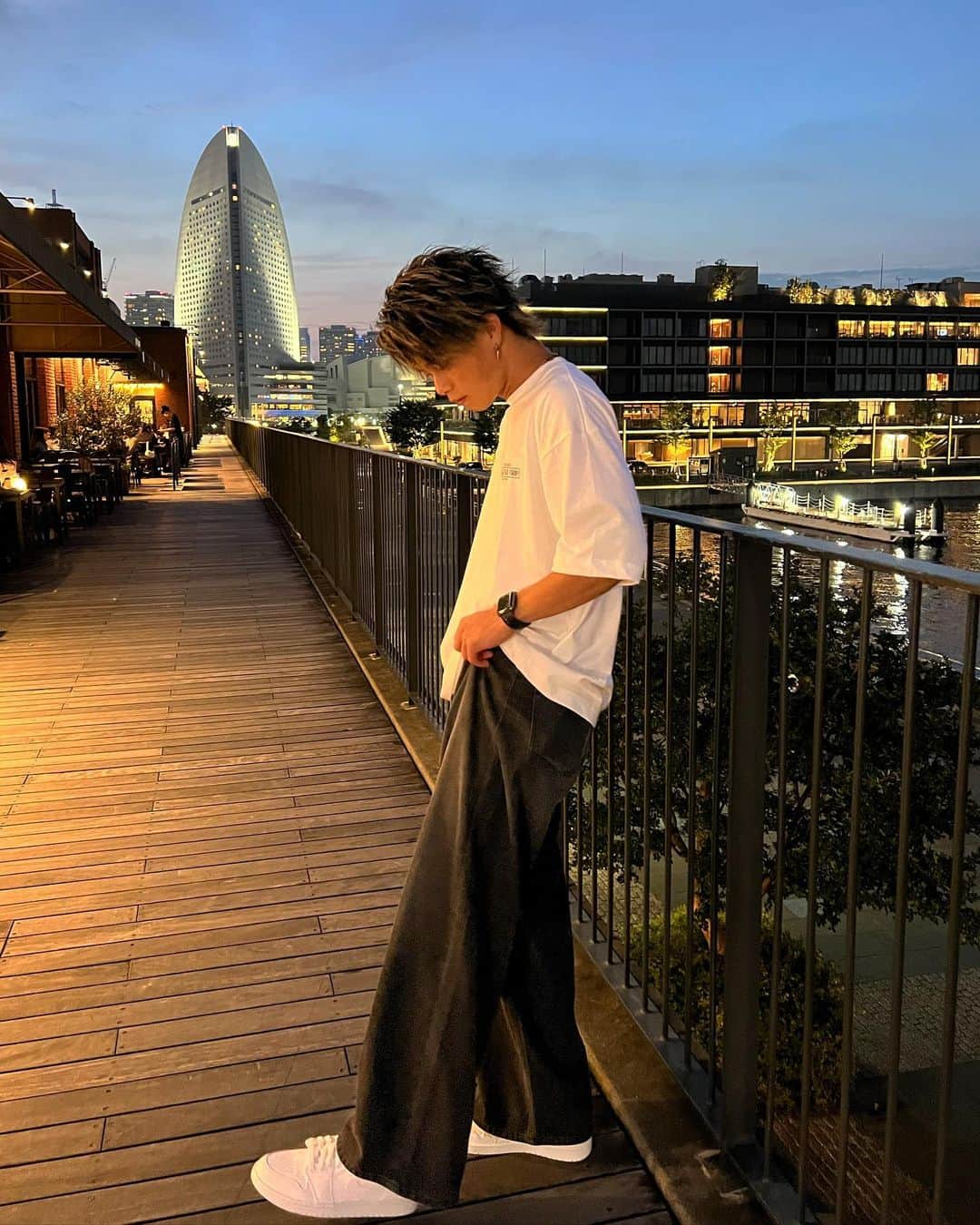 ひゅうがのインスタグラム：「夜景見ながらカフェデートしたい🤤💖 横浜って歩いてるだけで気分良くなる✨ . . @colony2139_jp の上下コーデだよ👏 シンプルでラフな感じが好き🤭」