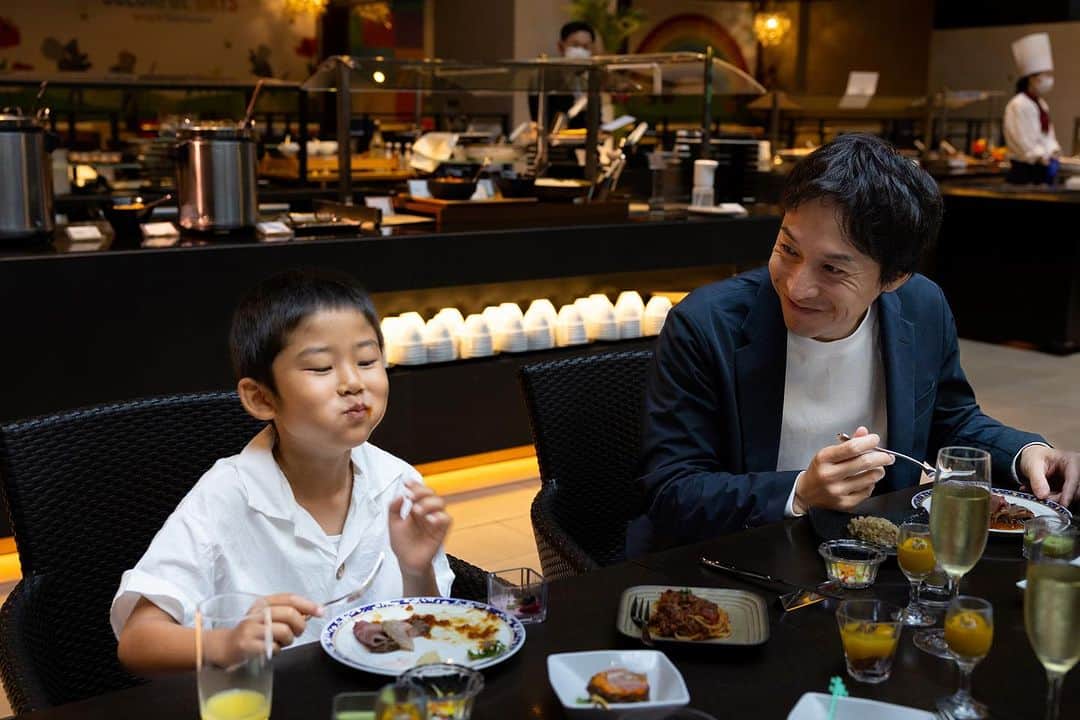 品川プリンスホテルさんのインスタグラム写真 - (品川プリンスホテルInstagram)「夏休みはホテルで思い出作り❗️【シナプリ♪エンタメ ENJOY STAY】  今年の夏休みは、品川プリンスホテルのエンターテインメントで思いっきり遊び尽くそう❗️「シナプリ♪エンタメ ENJOY STAY」は館内にあるエンタメ3施設、水族館🐠『マクセル アクアパーク品川』、映画館🎬『T・ジョイPRINCE品川』、ボウリング＆アミューズメント🎳『品川プリンスホテル ボウリングセンター』を思う存分楽しめるステイプランです❗️  たっぷり遊んだ後には、ブッフェレストラン『LUXE DINING HAPUNA』で好きな料理を思う存分お楽しみください❗️  ※『LUXE DINING HAPUNA』のお食事代はプランに含まれておりません。  Create Memories this Summer Vacation at the Hote❗️【shinapri♪Entertainment ENJOY STAY】  This summer vacation, let's fully enjoy and make the most of the entertainment at Shinagawa Prince Hote❗️『Shinapri♪Entertainment ENJOY STAY』 is an accommodation plan where you can thoroughly enjoy three entertainment facilities within the hotel: the aquarium 🐠『Maxell Aqua Park Shinagawa』the movie theater 🎬 『T-Joy PRINCE Shinagawa』and the bowling & amusement 🎳『'Shinagawa Prince Hotel Bowling Center』!  After having a great time playing, indulge in your favorite dishes at the buffet restaurant 『LUXE DINING HAPUNA』!  ※Please note that the dining expenses at 『LUXE DINING HAPUNA』are not included in the plan.  #エンターテインメント #エンターテインメントホテル #tジョイprince品川 #tジョイプリンス品川 #ボウリング  #ボウリングセンター＃ボウリング場  #アクアパーク品川 #水族館 #アクアパーク #近場旅行 #夏休み  #夏休みの過ごし方 #夏休みの思い出 #家族と夏休み #ホテル好きな人と繋がりたい #ホテルステイ #ホテルステイ好きな人と繋がりたい #品プリ #品川プリンス #品川プリンスホテル #プリンスホテル #東京 #品川 #品川駅 #東京ホテル #東京ホテルステイ #shinagawa #shinagawaprince #shinagawaprincehotel」7月21日 19時15分 - shinagawaprincehotel