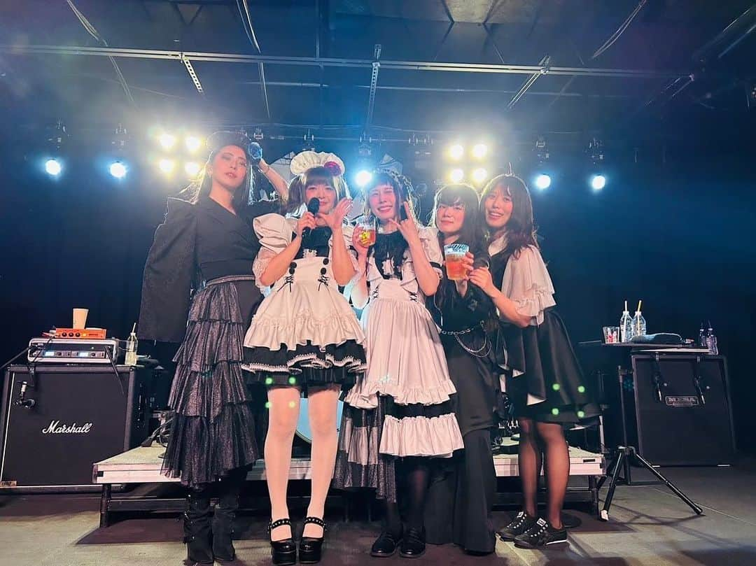 小鳩ミクのインスタグラム：「5月振り返りっぽ。 🕊🇺🇸🌏  2023.5.22 The Underground in Charlotte, NC  Thank you very much for turning  my first time OKYUJI in a new place  into an incredibly fun and enjoyable time po,  despite the nervousness po.  #思い出 #memories #usa #tour #anniversary #bandmaid」