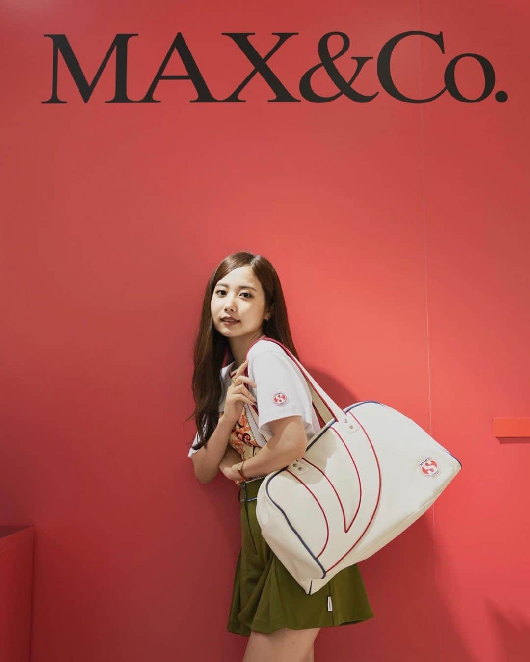 塚本いづみのインスタグラム：「.  7/21(金)・7/22(土)の2日間、うめだ阪急本館にて @maxandco のイベントが行われています！🧡  イタリアで有名なフットウェアブランド @superga_official とのコラボアイテムの発売を記念に、 ペインティングアーティストYoco氏によるイニシャルペインティングサービスが🎨  着用アイテムは全てMAX&Co.のものです Tシャツが特にお気に入り🏵️  #maxandco #andSMILE #CoLLABORATION #PR」