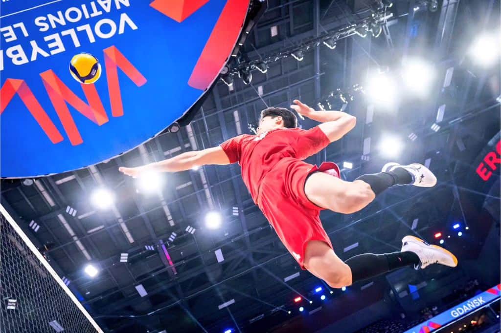 のインスタグラム：「. 今夜9時～BS-TBSでは #ネーションズリーグ 男子 準々決勝 🇯🇵日本vsスロベニア🇸🇮 を放送します💪  解説は福澤達哉さん🎙️ 試合後は選手のインタビューも☺️  大会初のベスト4入りを達成した日本🔥歴史を作り続ける日本代表のプレーを是非ご覧下さい✨️  BS-TBSは無料放送です🙏✨️  写真©️FIVB #vnl2023」