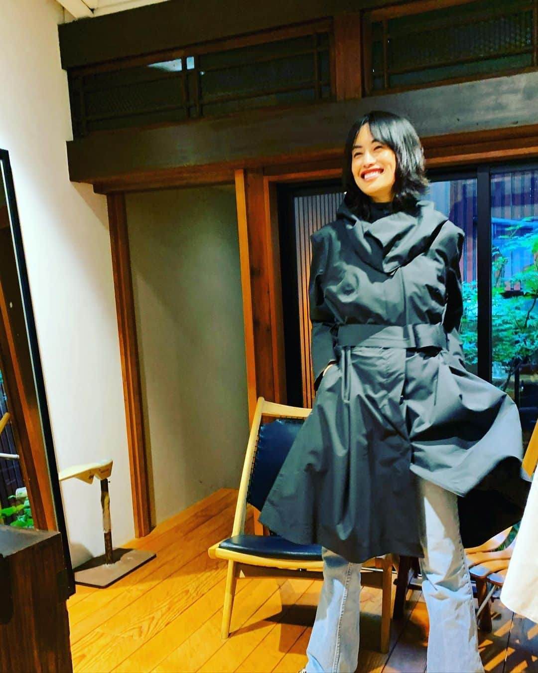 高橋里奈さんのインスタグラム写真 - (高橋里奈Instagram)「ここは東京神田須田町 暑さを逃れるように訪れた隠れ家のようなお店は 北欧ノルウェー発のブランド Norwegian Rain  T MICHAL  シンプルさと上質な機能美に溢れた素敵なお店。 その中でもレインコートに一目惚れ。 長い時を一緒に過ごせそう。 レインコートは四季問わず活躍する素晴らしいアウター ですね。  ここのブランドはメンズ.レディースの括りがない洋服選びができるお店。さすが北欧の国です。  @norwegianrain_tmichael_tokyo #ノルウェージャンレイン 写真2枚目はブランド代表の佐藤さんと一緒に。 ありがとうございました。」7月21日 19時27分 - rina.takahashi_