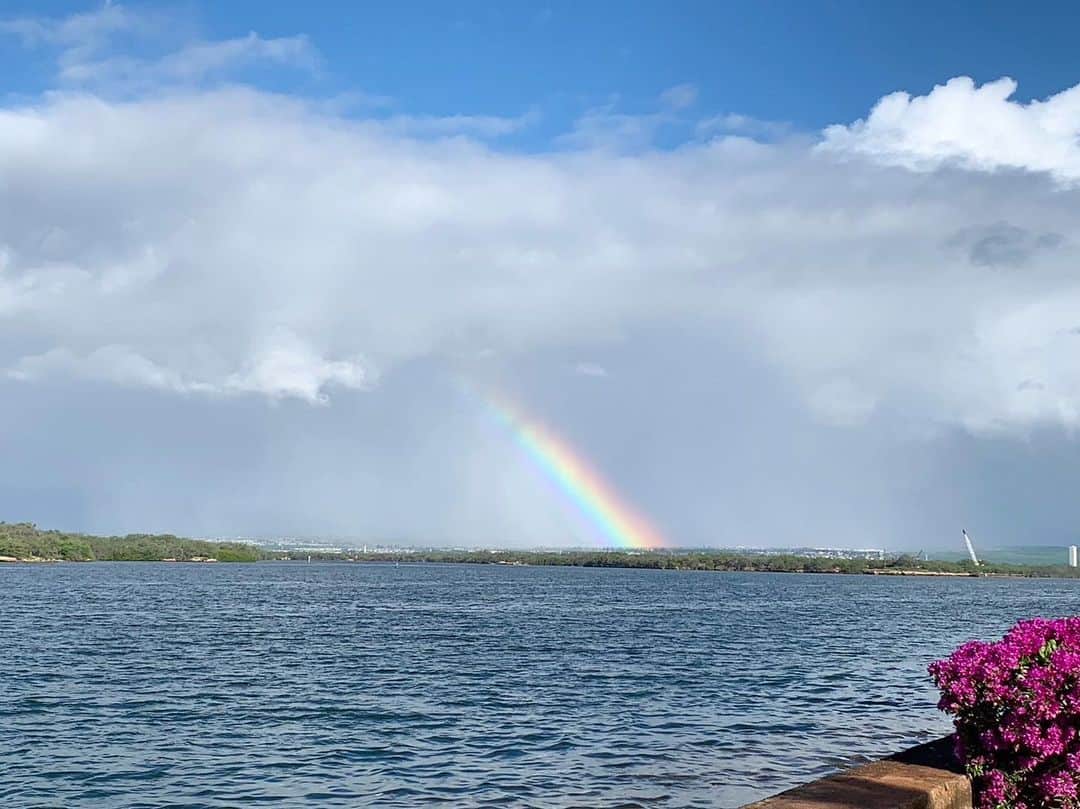 Instagenic Hawaiiさんのインスタグラム写真 - (Instagenic HawaiiInstagram)「. Aloha Friday! ハワイに接近していたトロピカルストームはハワイ諸島からは逸れて通過しました🌪️  さて、雨が降るとよく虹が出るハワイ💡  虹はどのように発生するのでしょうか❓  ハワイではアーチ型の虹が見られることも多いですが、実は完全なアーチ型を見るには様々な条件が重なり合って起こることなんです🌈  ストーリーズで虹についてのコラムをご紹介していますので是非ご覧くださいね！  #ハワイ #レインボー #レインボーステート #虹 #虹の話 #ハワイ情報 #hawaii #rainbow #rainbowstate #アロハプログラム」7月21日 19時27分 - gohawaii_jp