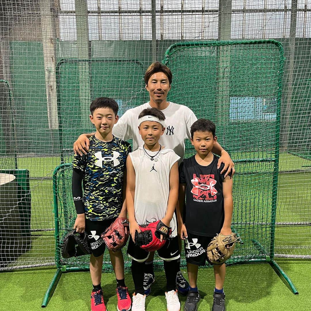 上田剛史のインスタグラム：「今日は東京で野球スクール⚾️ @miyabiman55  @shouheihanda  渡辺煌真くん  小学生ながら素晴らしいセンス。 ヤクルトジュニア、ベイスターズジュニアに挑戦中‼️ 絶対戦力になる💪💪💪  #野球スクール #野球教室」