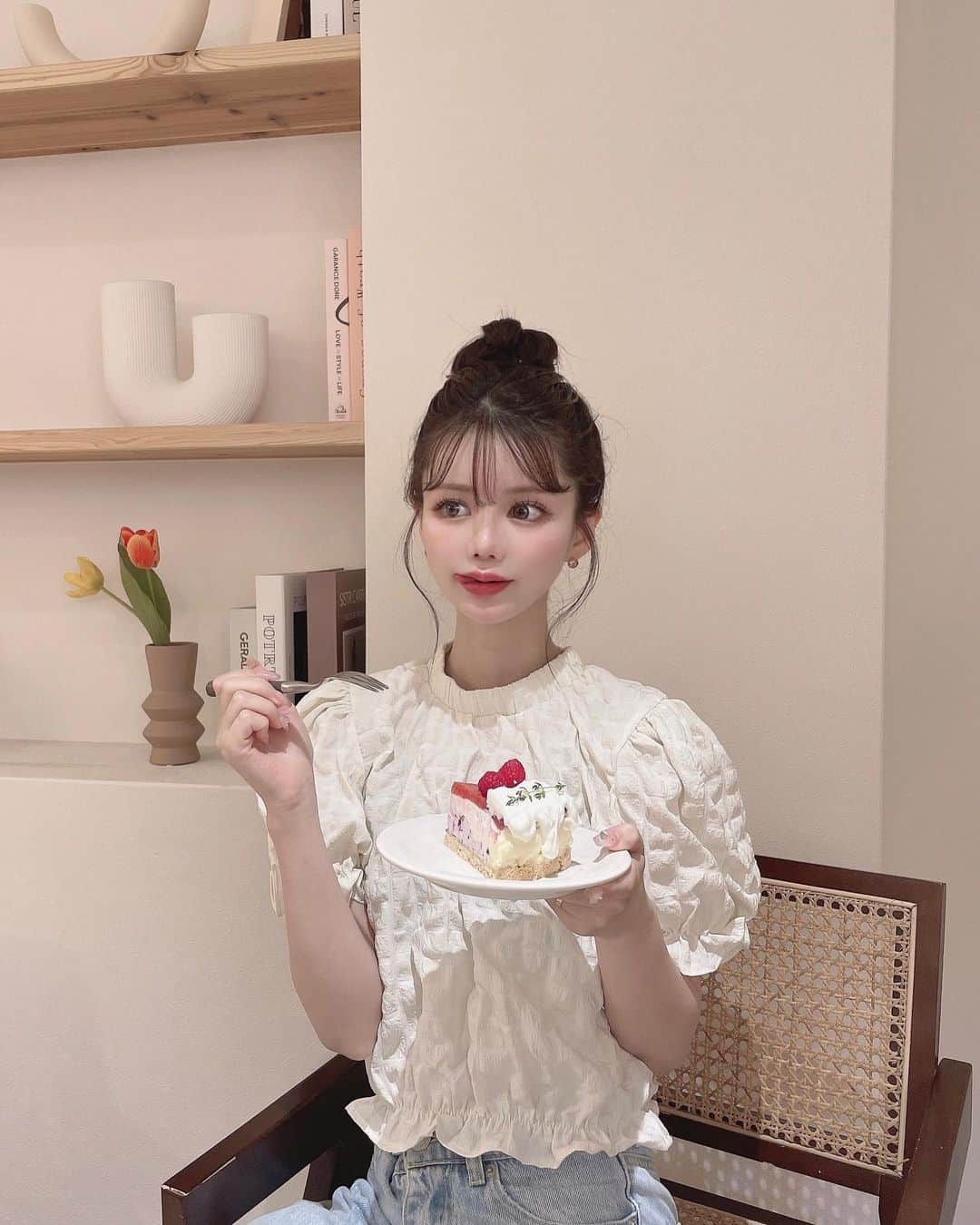 MISAのインスタグラム：「ㅤㅤㅤㅤㅤㅤㅤㅤㅤㅤㅤㅤㅤ 昔はショートケーキが好きやったけど 今はチーズケーキがいちばん好き🧀 ㅤㅤㅤㅤㅤㅤㅤㅤㅤㅤㅤㅤㅤㅤㅤㅤㅤㅤㅤㅤㅤㅤㅤㅤㅤㅤ 妹の携帯で撮ったからいつもと顔違うかも🥹 ㅤㅤㅤㅤㅤㅤㅤㅤㅤㅤㅤㅤㅤ」