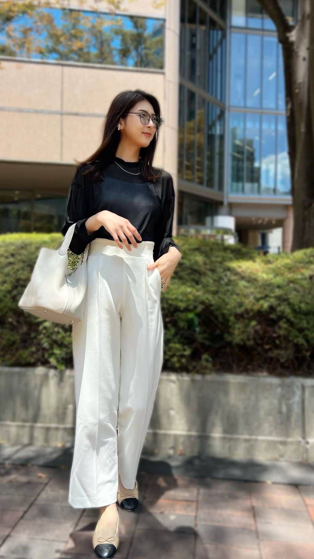 井上麻衣のインスタグラム：「娘とお散歩👶🏻🌿  tops @shein_japan  pants @dolce._official  accessory @cene_316l  shoes @chanelofficial   . . . . #mama#fashion #ママコーデ#子供のいる暮らし#三児のママ#三児の母 #パンツコーデ #shein #maisondedolce#cene#chanel  #30代コーデ #30代ファッション#シンプルコーデ  #サイベック#サイベックスミオス #cybex」