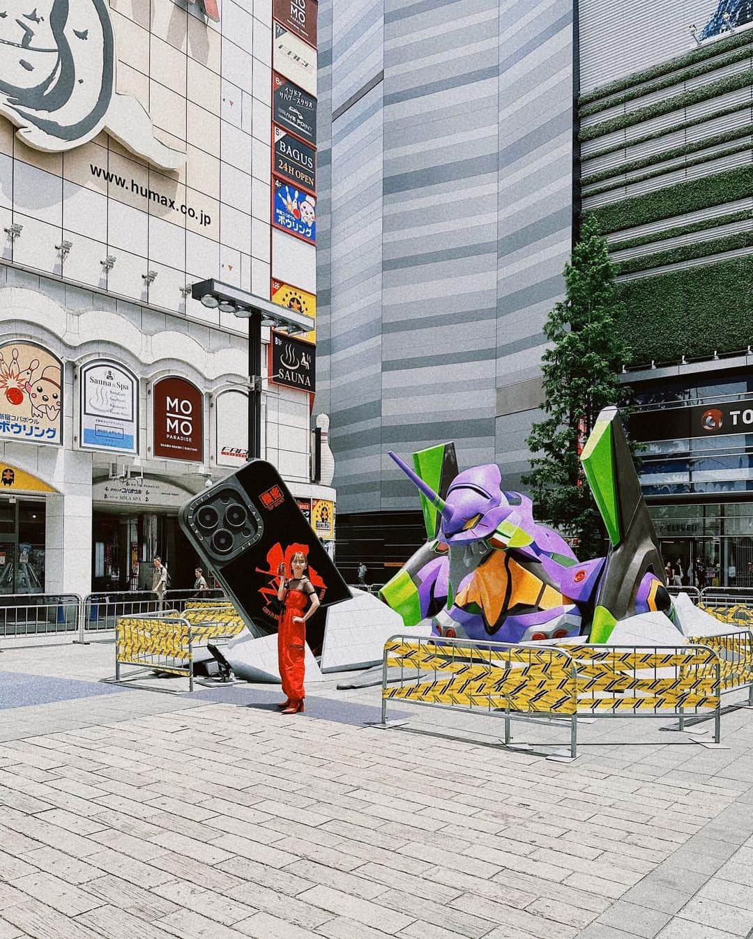 内田理央さんのインスタグラム写真 - (内田理央Instagram)「歌舞伎町のど真ん中にエヴァ初号機💜💚  『EVANGELION x CASETiFY プロジェクトＣＳＴＦ：歌舞伎町作戦』のテープカットをさせて頂きました。  大好きなアスカをイメージした衣装で アスカのケースをゲット❤️‍🩹 みんなも是非行ってみてね！！」7月21日 19時24分 - rio_uchida