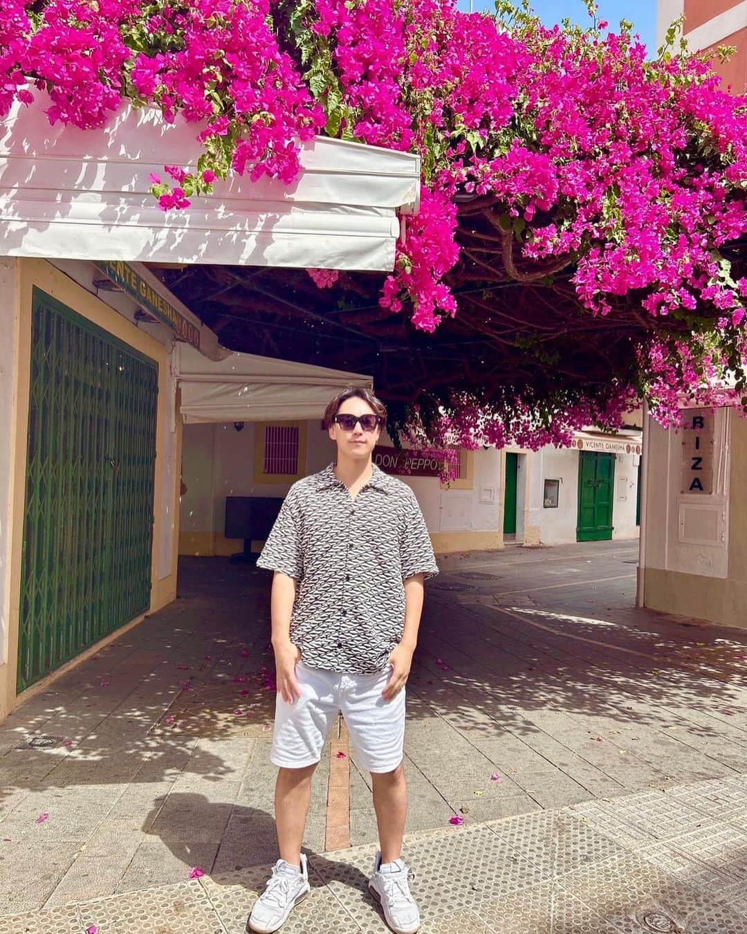 DJ DAIKI（若林大輝）のインスタグラム：「帰国しました🛩🇯🇵 今回のイビサ滞在も刺激的で最高の時間でした . DJや制作をする上で最高のインプットとなりました✨ . 世界一を体感することで色々とアップデートできたので この経験を生かしみんなに喜んでもらえる様な楽しいことをたくさん仕掛けていきたいと思います💪 . #スペイン #イビサ #インプットの旅」