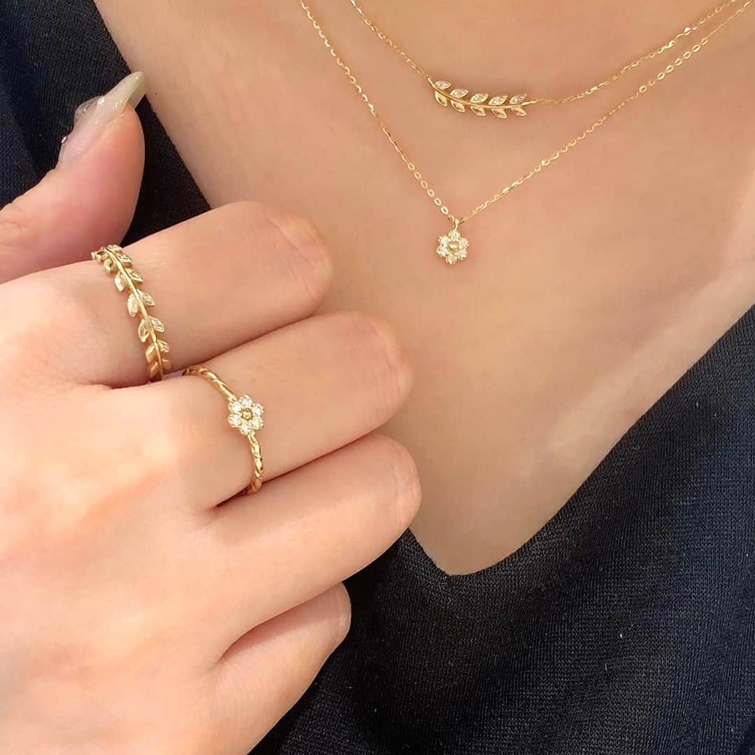nojess_officialさんのインスタグラム写真 - (nojess_officialInstagram)「【2023 Autumn Collection】 「永遠の幸せ」という花言葉を持つフィカスの葉がモチーフ。 茎を挟んでダイヤモンドの煌きと地金の艶、コントラストが印象的なデザイン。  #nojess #accessories #jewelry #ring #pierce #necklace #ノジェス #アクセサリー #ジュエリー #リング #ピアス #ネックレス #マイノジェス #ギフト #プレゼント #ご褒美ジュエリー #華奢ジュエリー #ジュエリーコーディネート #ダイヤモンドジュエリー #モチーフジュエリー #フィカス」7月21日 19時25分 - nojess_official