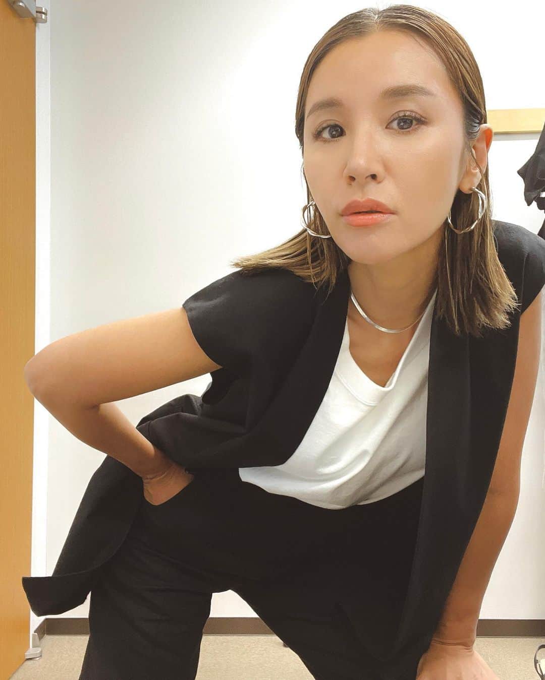 鈴木紗理奈のインスタグラム：「今日はジレセットアップ💙 @angelina_official.jp   #紗理奈流styling」