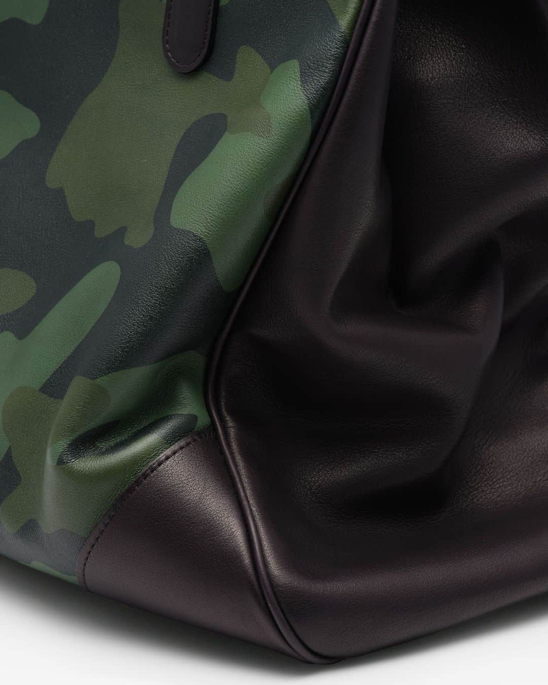 デルボーのインスタグラム：「Sublime tension.⁣ ⁣ Crafted in exquisite Dream Calf leather in a camouflage print, the L’XXL counters traditional notions of taste and sophistication with elements of surprise. The new silhouette is generously oversized yet supple iteration of the classic Brillant. The camouflage motif and raw edge finish bring a utilitarian, punk spirit to Delvaux’s canon of craft and refinement. ⁣ ⁣ #Delvaux」