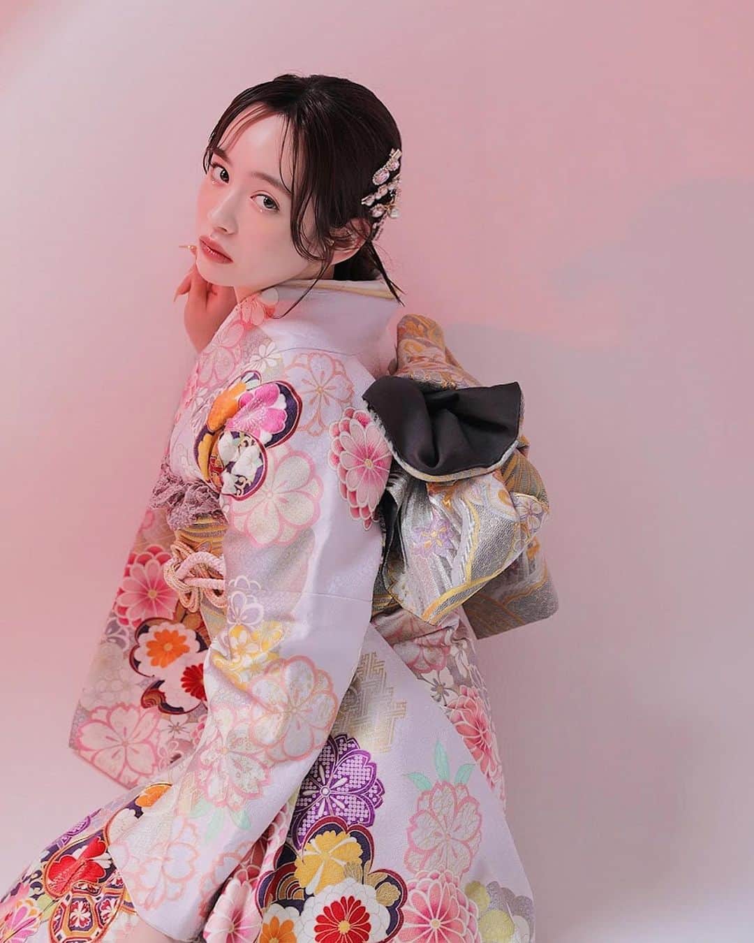 ナタリア聖奈のインスタグラム：「・ @furisode_luvri   〜第1弾〜  どの振袖もデザインが可愛くてとっても楽しい撮影でした😌🩷  今回はお上品なのとかっこいいのを！ どちらも違う良さがあって迷います߹ㅁ߹)♥︎  #振袖ラブリ#振袖スタジオラブリ#振袖レンタル #成人式ヘアセット #kimono #kimonogirl」