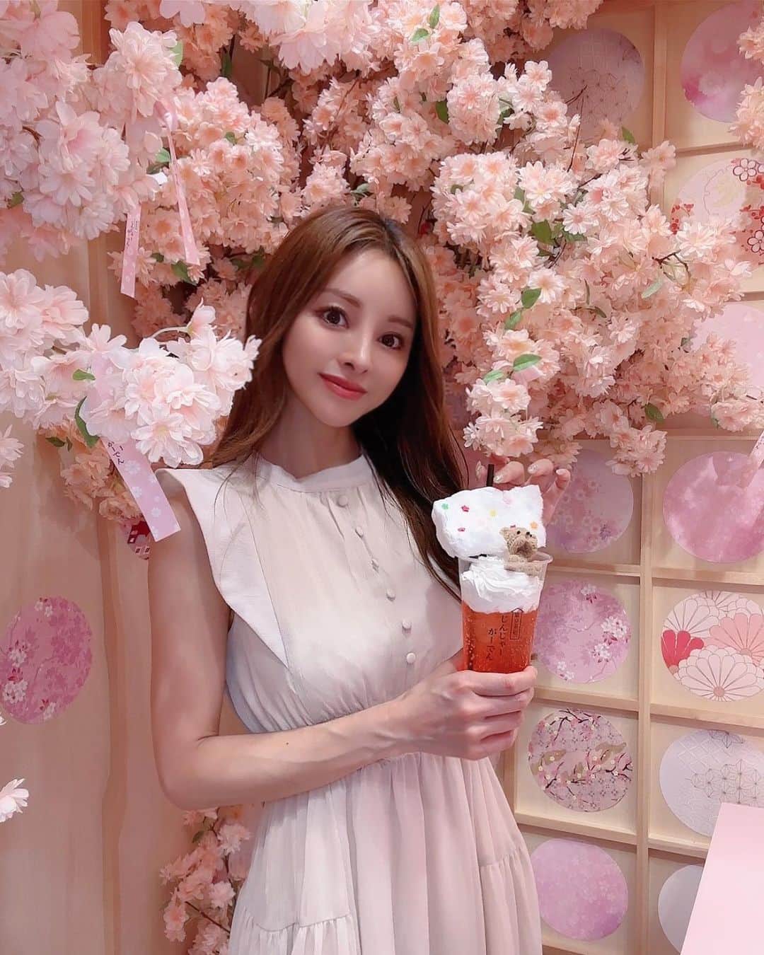 大迫麗香のインスタグラム：「外苑前にある可愛いお店でドリンクのテイクアウトをして帰ったよー✨ 最近暑すぎてジュース🍹とかアイス🍨を求めちゃう🤣 ワンピースは @grl_official  映ってないけど靴はフェラガモのサンダルを合わせたよ✨ 最近のお気に入り！  #美ボディ #ベストボディジャパン  #女性専用ジム  #美ボディ女子 #恵比寿パーソナルトレーニング #恵比寿ジム #パーソナルトレーニング東京 #代官山パーソナルジム #渋谷パーソナルジム #恵比寿パーソナルジム」