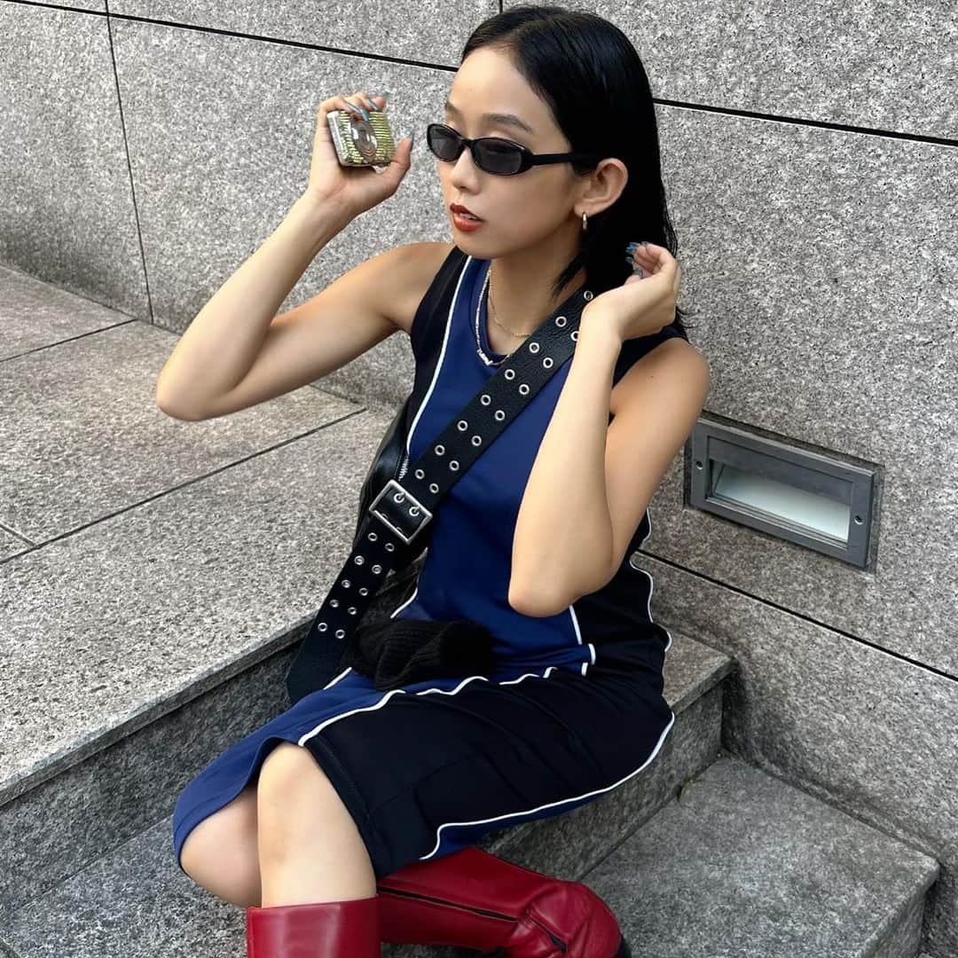 川本七海さんのインスタグラム写真 - (川本七海Instagram)「パイピングがポイントのワンピ🩵 夏でもブーツ合わせが気分〜 （よく見ると半目なのは触れないでね笑） ラフにスニーカー合わせもおすすめだよ⭐︎✨✨ @beedenofficial」7月21日 19時30分 - namikawamoto