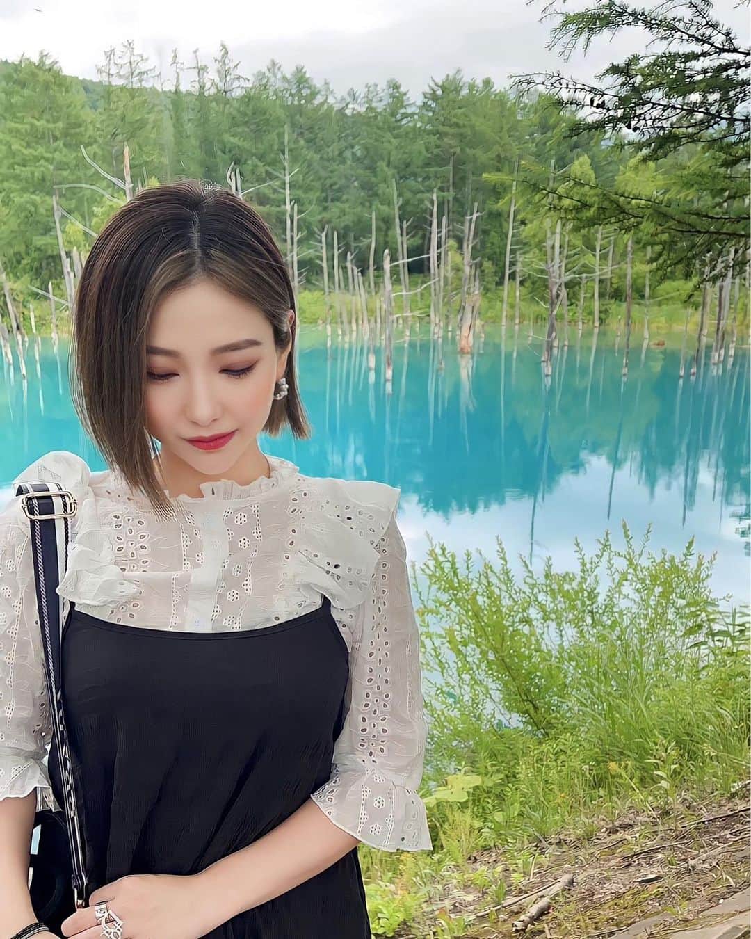 MIOのインスタグラム：「北海道旅行✈️🔆  #青い池 🩵🌀💎🧿🐬 雨降らなくてよかった〜🥹 とっても神秘的で素敵だった💠」