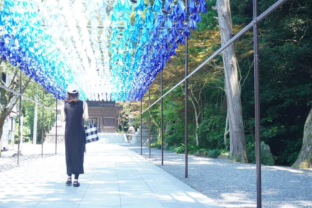 山田桃子のインスタグラム：「法多山🌿 .  夏恒例のアレを求めに... 静岡県袋井市まで🚗  毎年恒例になってきてる♡  本堂までの階段や、 皆さんの願いことが 書かれている風鈴など🎐✨  「サマージャンボが当たりますように。」 のお願い事を見つけたので、、！ 第38期 宝くじ幸運の女神として、 お祈りさせて頂きました✨  今回は、そんな道中を📸  . #法多山 #はったさん  #静岡県 #袋井市 #法多山尊永寺 #風鈴  #厄除け #願い事 #宝くじ #幸運の女神 #宝くじ幸運の女神  #フリーアナウンサー #山田桃子」