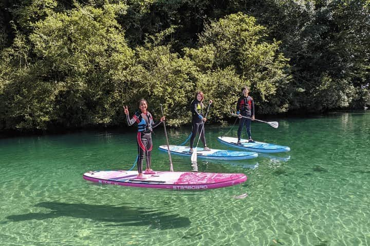 asoview! のインスタグラム：「ドラマでも話題のSUP（サップ）体験🌊✨  ボードの上でバランスを取りながら 水上をスイスイ進んでいくSUP。 水辺であれば海や川、湖など どこでも楽しめるウォーターアクティビティです。  今回紹介するのは、仁淀川でのサップツアー。 川底が見えるほどの透明度を誇る仁淀川は、 水質ランキング上位の常連さんなんです！  川の流れが穏やかなので、 初心者でも気軽に参加できるのも嬉しいポイント。  大きく深呼吸したくなるような澄んだ空気の中で、 夏の大自然を満喫してみては。  ───────────────── 仁淀川アウトドアセンター @niyodogawaoc  📍高知・仁淀川町 ─────────────────  #高知 #仁淀川町 #仁淀川 #仁淀ブルー #四国  #お出かけ #お出かけスポット #夏 #夏のお出かけ  #自然 #水遊び #アウトドア #sup #standuppaddle  #サップ #スタンドアップパドル #サップツアー  #リバーサップ #真夏のシンデレラ #月9  #週末なにする #アソビュー #asoview」