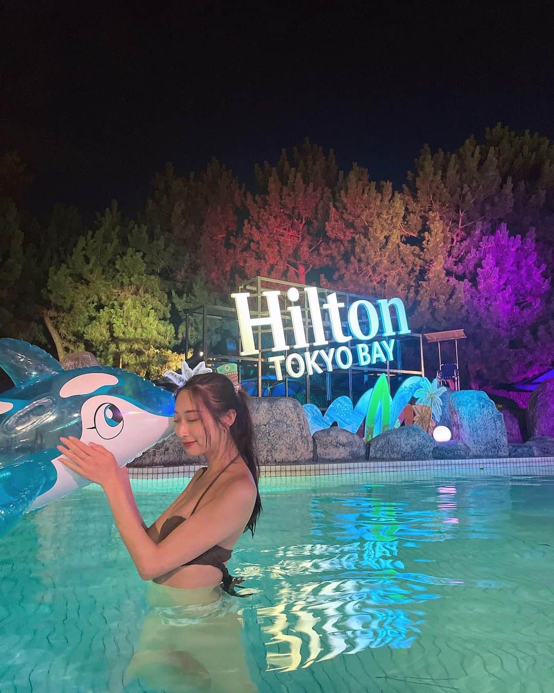 瀬名ひなのさんのインスタグラム写真 - (瀬名ひなのInstagram)「🦩🍹  ヒルトン東京ベイさんのメディアレセプション ナイトプールに行ってきました🌈  今年も呼んでもらえてとっても嬉しいです🥹💖  フードやドリンクのメニュー 例年のメニューよりさらにパワーアップ！してて 新メニューのローストビーフうどん🍜や  フレッシュオレンジやレモンを使ったモクテル🍊🍋 定番のマイタイやピニャコラーダ🥥などの プールに合うおしゃれドリンクがたくさんありました🍸  一般公開は7/29〜8/27 18:00〜21:00 宿泊者に加えプールのみの利用も可能です🦢  みんなで撮った写真はまた今度🤳  #ヒルトン東京ベイ #hiltontokyo #ディズニーホテル #disneylandhotel #ナイトプール #nightpool #舞浜 #舞浜ホテル #水着コーデ #女子会 #プール #水着 #ビキニ #ビジョビ」7月21日 19時45分 - hinan0n