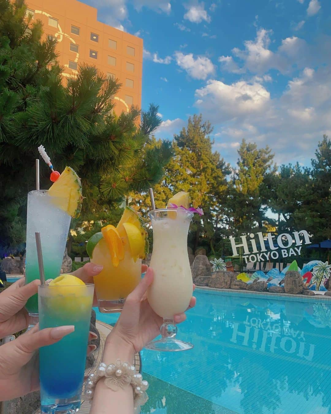 瀬名ひなのさんのインスタグラム写真 - (瀬名ひなのInstagram)「🦩🍹  ヒルトン東京ベイさんのメディアレセプション ナイトプールに行ってきました🌈  今年も呼んでもらえてとっても嬉しいです🥹💖  フードやドリンクのメニュー 例年のメニューよりさらにパワーアップ！してて 新メニューのローストビーフうどん🍜や  フレッシュオレンジやレモンを使ったモクテル🍊🍋 定番のマイタイやピニャコラーダ🥥などの プールに合うおしゃれドリンクがたくさんありました🍸  一般公開は7/29〜8/27 18:00〜21:00 宿泊者に加えプールのみの利用も可能です🦢  みんなで撮った写真はまた今度🤳  #ヒルトン東京ベイ #hiltontokyo #ディズニーホテル #disneylandhotel #ナイトプール #nightpool #舞浜 #舞浜ホテル #水着コーデ #女子会 #プール #水着 #ビキニ #ビジョビ」7月21日 19時45分 - hinan0n