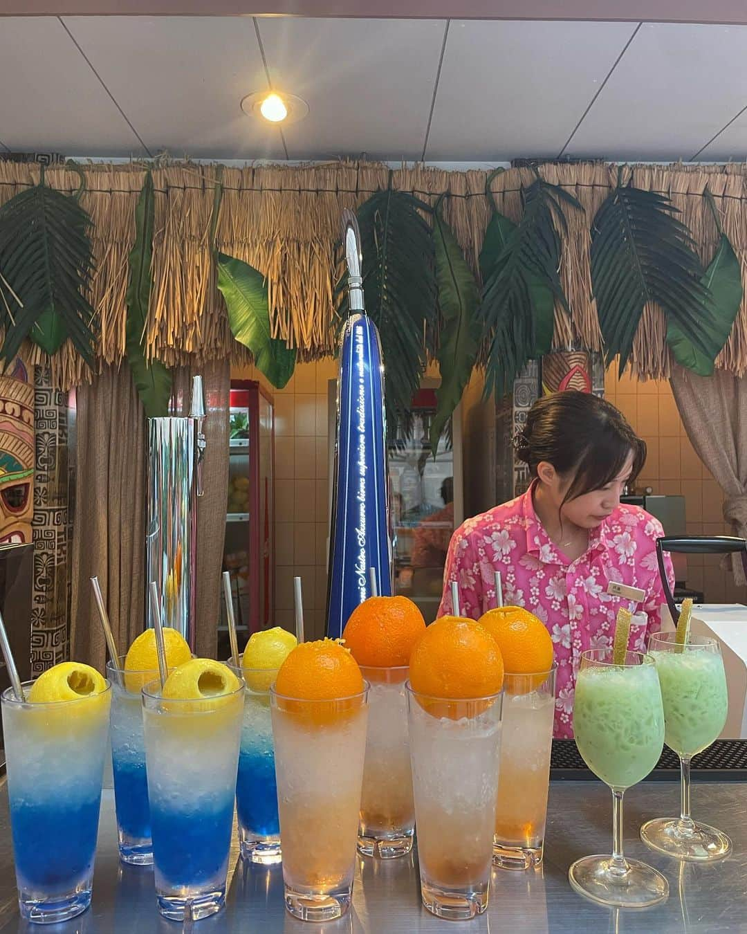 瀬名ひなのさんのインスタグラム写真 - (瀬名ひなのInstagram)「🦩🍹  ヒルトン東京ベイさんのメディアレセプション ナイトプールに行ってきました🌈  今年も呼んでもらえてとっても嬉しいです🥹💖  フードやドリンクのメニュー 例年のメニューよりさらにパワーアップ！してて 新メニューのローストビーフうどん🍜や  フレッシュオレンジやレモンを使ったモクテル🍊🍋 定番のマイタイやピニャコラーダ🥥などの プールに合うおしゃれドリンクがたくさんありました🍸  一般公開は7/29〜8/27 18:00〜21:00 宿泊者に加えプールのみの利用も可能です🦢  みんなで撮った写真はまた今度🤳  #ヒルトン東京ベイ #hiltontokyo #ディズニーホテル #disneylandhotel #ナイトプール #nightpool #舞浜 #舞浜ホテル #水着コーデ #女子会 #プール #水着 #ビキニ #ビジョビ」7月21日 19時45分 - hinan0n