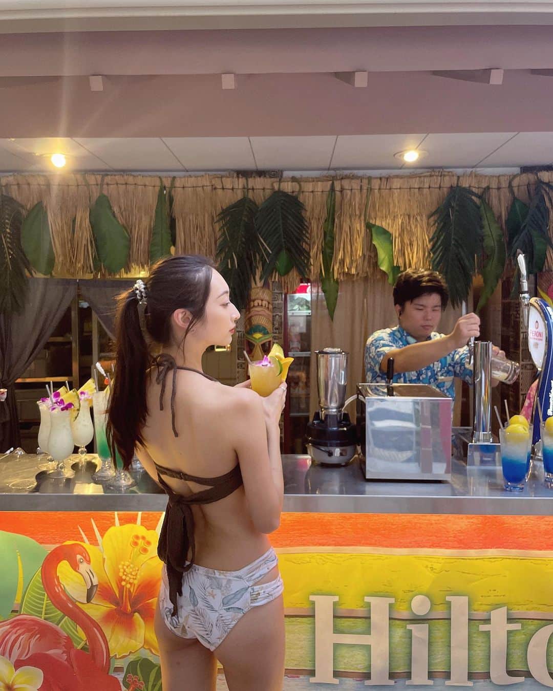 瀬名ひなののインスタグラム：「🦩🍹  ヒルトン東京ベイさんのメディアレセプション ナイトプールに行ってきました🌈  今年も呼んでもらえてとっても嬉しいです🥹💖  フードやドリンクのメニュー 例年のメニューよりさらにパワーアップ！してて 新メニューのローストビーフうどん🍜や  フレッシュオレンジやレモンを使ったモクテル🍊🍋 定番のマイタイやピニャコラーダ🥥などの プールに合うおしゃれドリンクがたくさんありました🍸  一般公開は7/29〜8/27 18:00〜21:00 宿泊者に加えプールのみの利用も可能です🦢  みんなで撮った写真はまた今度🤳  #ヒルトン東京ベイ #hiltontokyo #ディズニーホテル #disneylandhotel #ナイトプール #nightpool #舞浜 #舞浜ホテル #水着コーデ #女子会 #プール #水着 #ビキニ #ビジョビ」