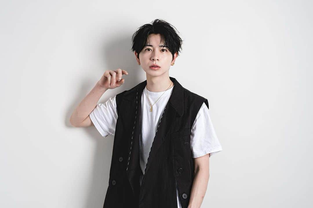 のインスタグラム：「サッパリしました。 夏です。 暑いです。 とろろそば食べたいです。  ⁡ ⁡ ⁡ ⁡ ⁡ ⁡ ⁡ ⁡ ⁡ ⁡ ⁡ ⁡ ⁡ ⁡ ⁡ ⁡ ⁡ ⁡ ⁡ ⁡ ⁡ ⁡ ⁡ ⁡ #メンズヘアセット #メンズヘアセット動画 #ヘアセット動画 #メンズスタイリング #メンズパーマ #美容師 #メンズカラー #マッシュヘア #髪型メンズ #メンズ髪型　#ツイストパーマ　#スパイラルパーマ　#ツイストスパイラルパーマ　#メンズパーマ  #渋谷美容室#渋谷メンズカット #ヘアアレンジ #ヘアスタイル #ヘアスタイル動画  #menshair #mensfashion #ulzzang #ulzzangfashion 	#맞팔　	#좋아요반사　	#방탄소년단」