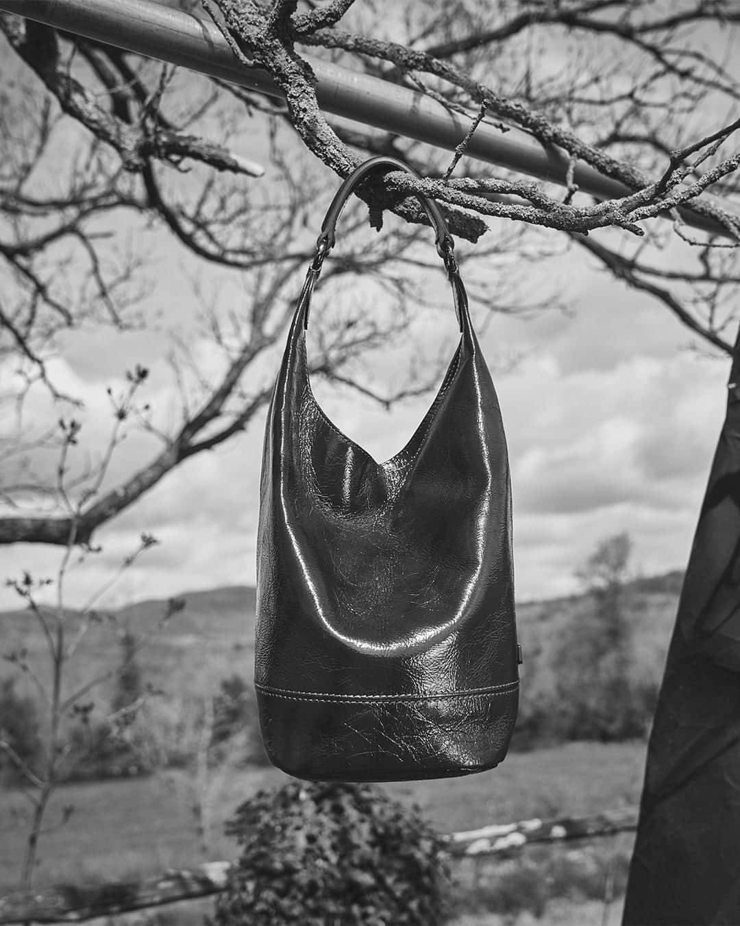 ジャンニキアリーニのインスタグラム：「A room with a view. The new Phoebe FW23/24 is an expression of style and refinement. Minimal aesthetics and bright naplack leather, make it a contemporary bucket bag ready to impress for its vintage allure.  #giannichiarini #gc #ジャンニキアリーニ #FW23」