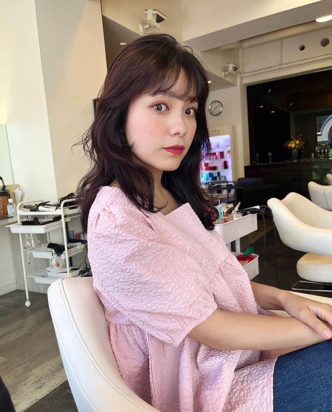 前田希のインスタグラム：「ヘアカラー🍎ピンクブラウン☺︎ @junko46.jp さん いつも大まかすぎるオーダーするのに どんぴしゃにしてくれてありがたすぎる🥲🫶 . ちょっとラブリーな服が着たい気分なのと 夏やからちょっと赤を入れてもらいました☺️🍉 . ピンクシャンプーもしよう〜🍒」