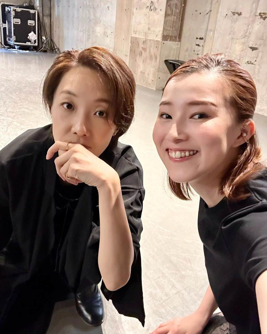 彩星りおんさんのインスタグラム写真 - (彩星りおんInstagram)「Liveまでいよいよ1週間！！！  準備も佳境です！ お陰様でライブ配信も決まりましたので、ぜひ沢山の方に観ていただけましたら嬉しいです😊✨🙇‍♀️  【彩星りおんBirthday Live 2023🌙】  2023年7月29日（土） 1st 12時開場／13時開演 2nd 17時開場／18時開演（ライブ配信あり）  出演 彩星りおん／ゲスト 光月るう 演奏 宮﨑 誠  ご好評により完売しました 彩星りおんBirthday Live 2023  2nd（夜公演）のライブ配信をさせて頂きます！　 お申し込みはこちらから↓  https://twitcasting.tv/c:blue_mood/shopcart/247787  アーカイブあり 視聴期限: 2023年8月5日(土) 23:59 まで  一緒に盛り上がりましょう🙌🏻😆  動画撮って 写真も撮ろう〜　って え?? るみこさん全然笑ってない。 カッコつけてるやん。 (芸歴22年ともなると勝手にカッコついちゃうらしいです。が…私はるみこさんのコレは天性のものだと思ってる🤭)  私も本番までにカッコつけ方を学んでおきます✏️お楽しみに。  #birthdaylive #彩星りおん #ゲスト #光月るう さん #ライブ配信もあります」7月21日 19時41分 - rion.ayahoshi