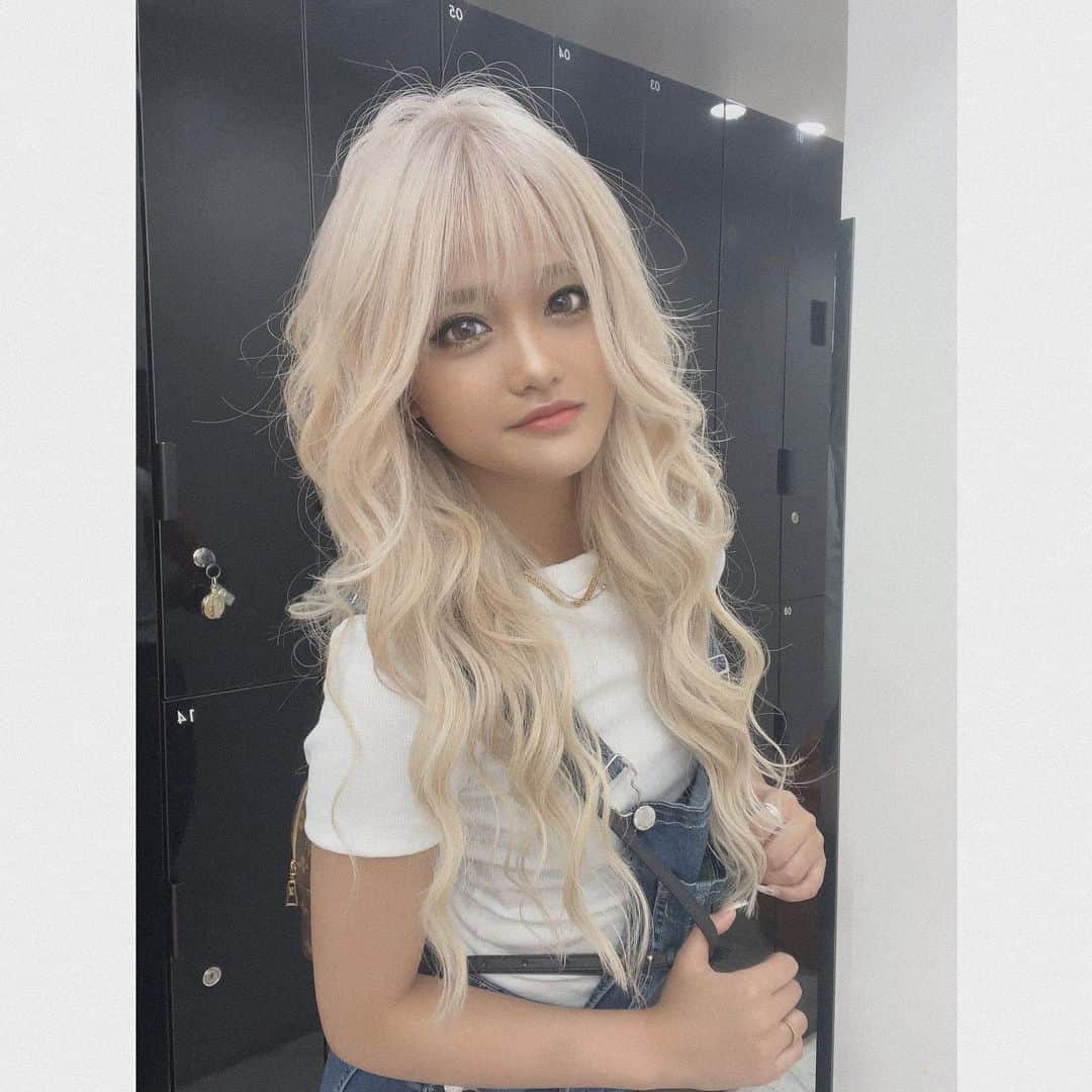 石垣千菜美のインスタグラム：「気分で前髪作ってもらった🫠  でもやっぱりかきあげが1番しっくりくるかも☝️  夏仕様ギャルにしてくれてありがとう🌴☀️  夏これで楽しめる🪽  #lapis  #らぴす  #ハイトーンカラー  #ギャル」