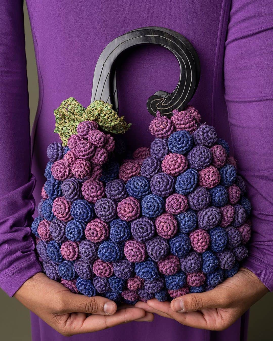 ジャマンピュエッシュのインスタグラム：「This small raffia bag inspired by bunches of grapes expresses Jamin Puech's affection for the finest craftsmanship. #jaminpuech #raffiabag #uniquebag #woven #handmadefashion」